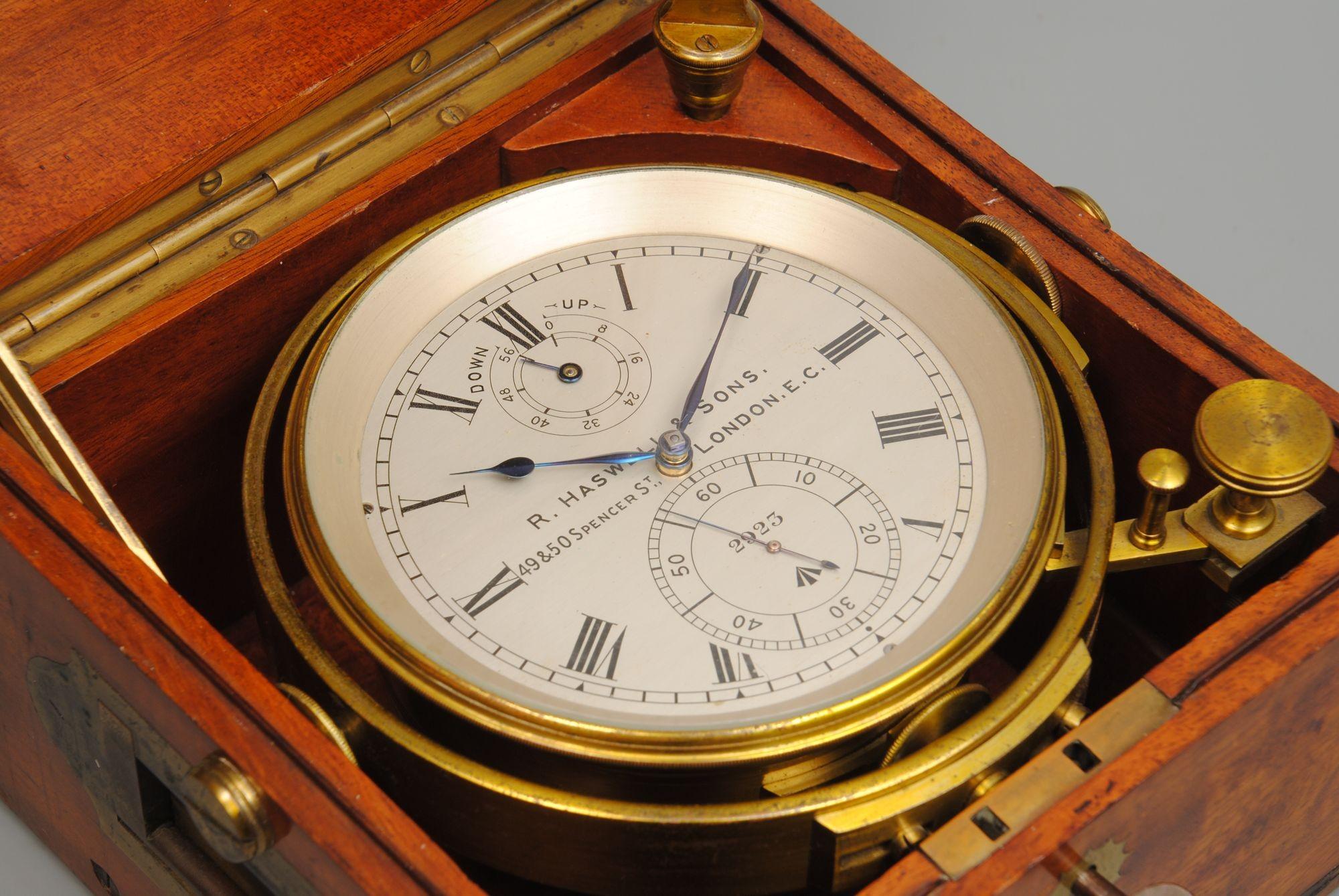 Un cronometro marino a due giorni nella cassa originale in mogano rilegata in ottone.
Acquistato dall'Ammiragliato nel 1895, fu il 27° nella prova annuale dei cronometri presso l'Osservatorio Reale di Greenwich. Il bilanciamento e la molla in