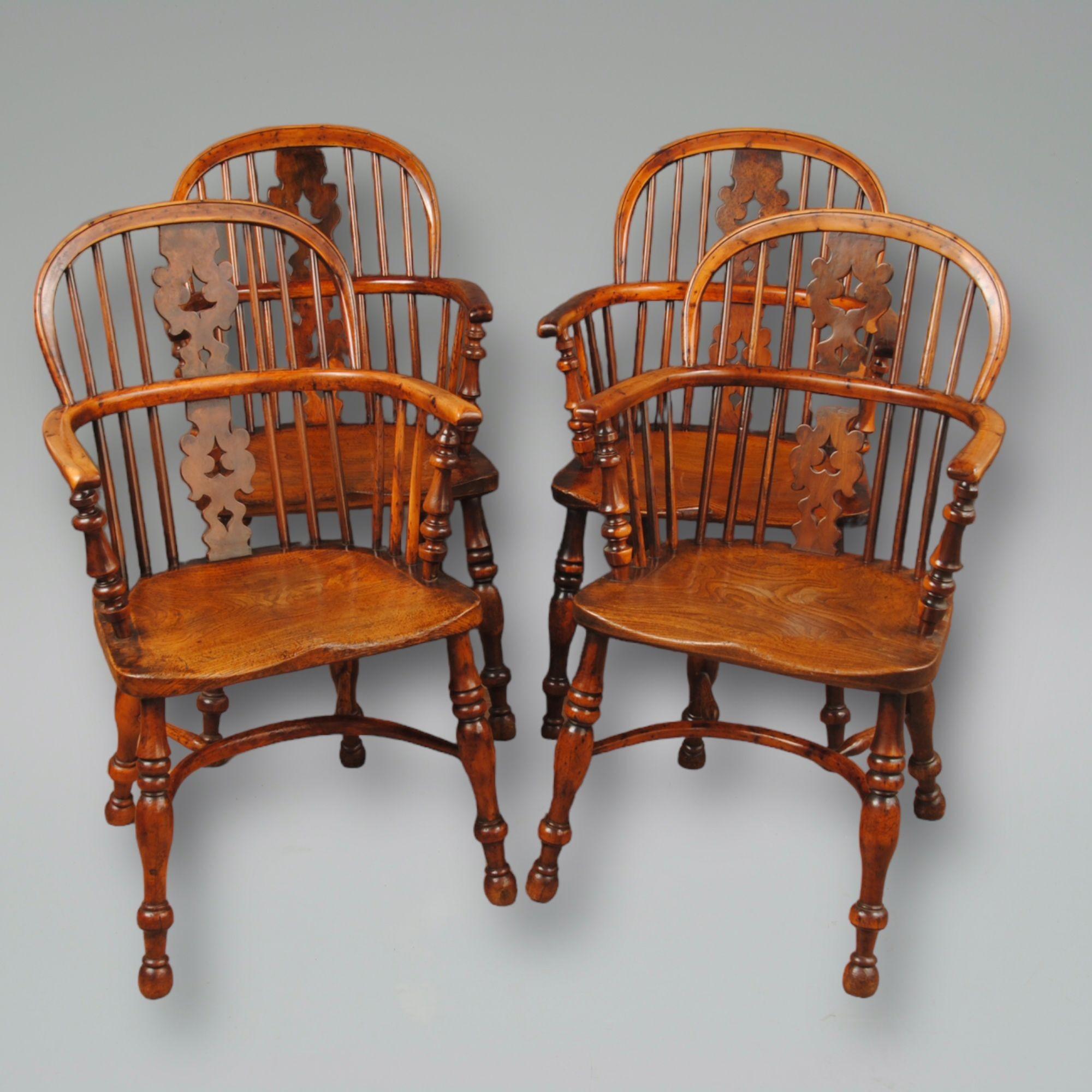 Un set abbinato di poltrone Windsor in legno di tasso e olmo del Nottinghamshire, con due schienali alti e quattro bassi.
Questo modello di sedia è elencato nei libri come il migliore o il più bello, con una buona radica di tasso e piedi a sfera.