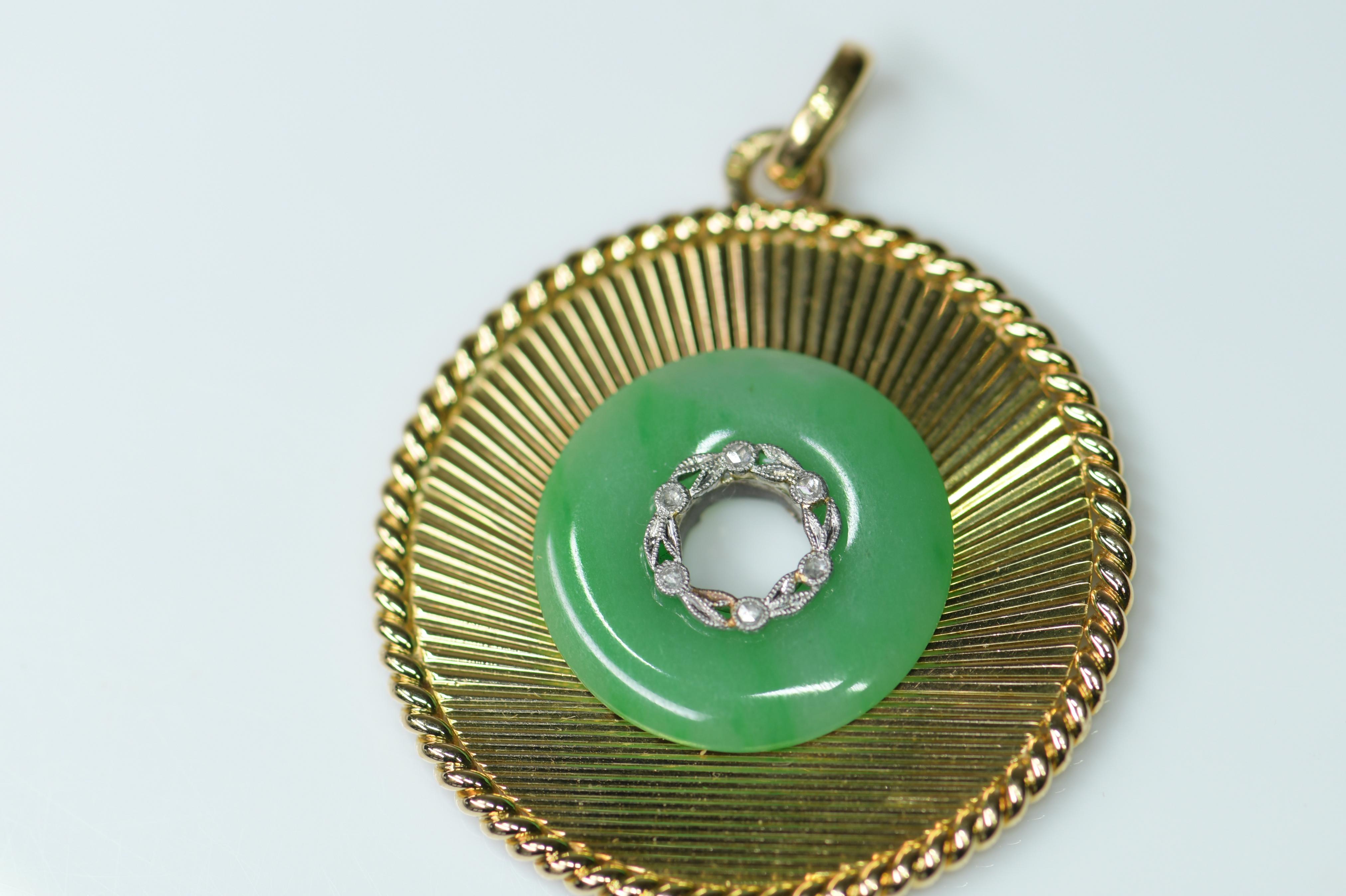 Fine Mellerio Paris Jadeite Diamond 18 Karat Gold Pendant Necklace In Excellent Condition In Banbury, GB