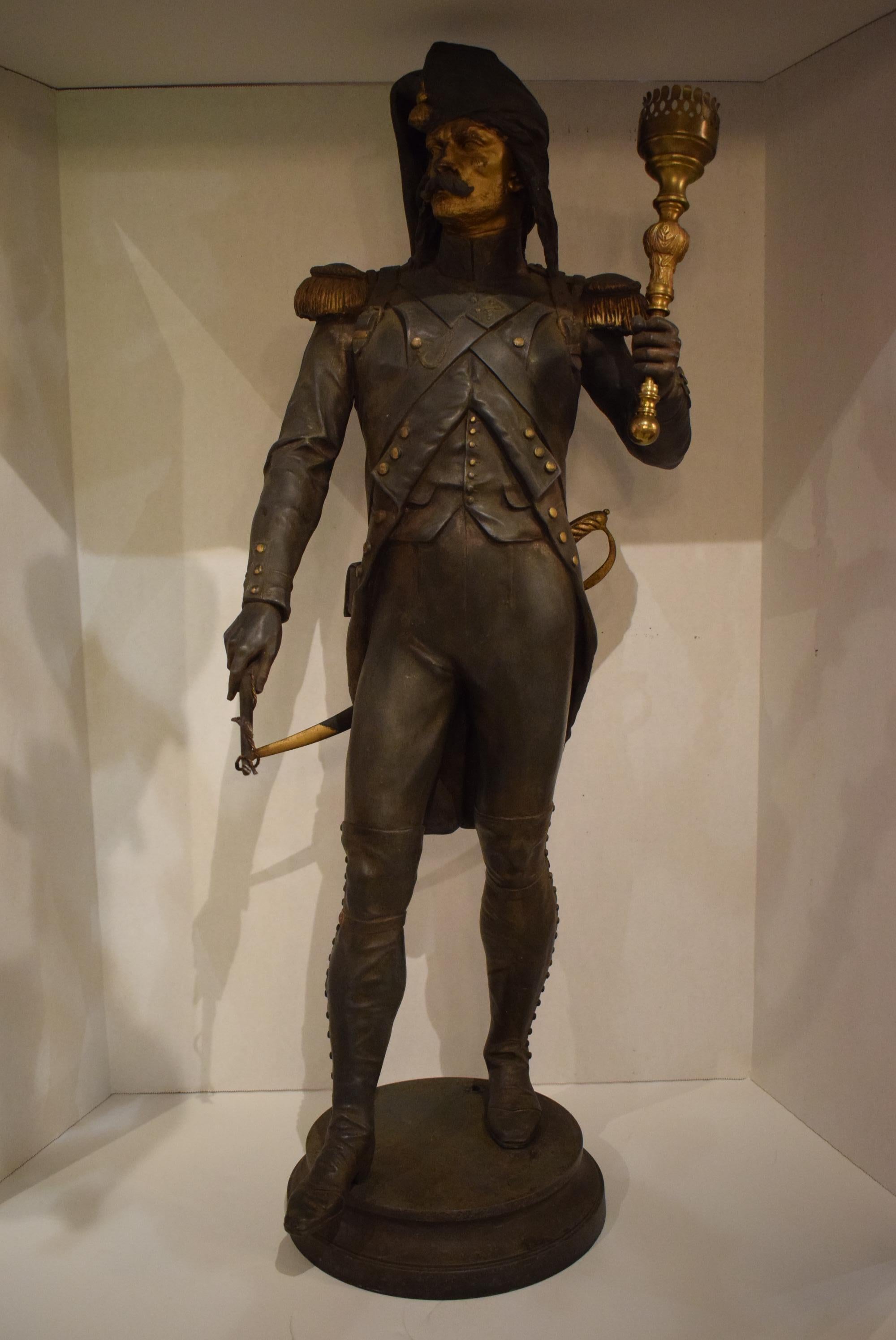 Statua in metallo raffigurante un 