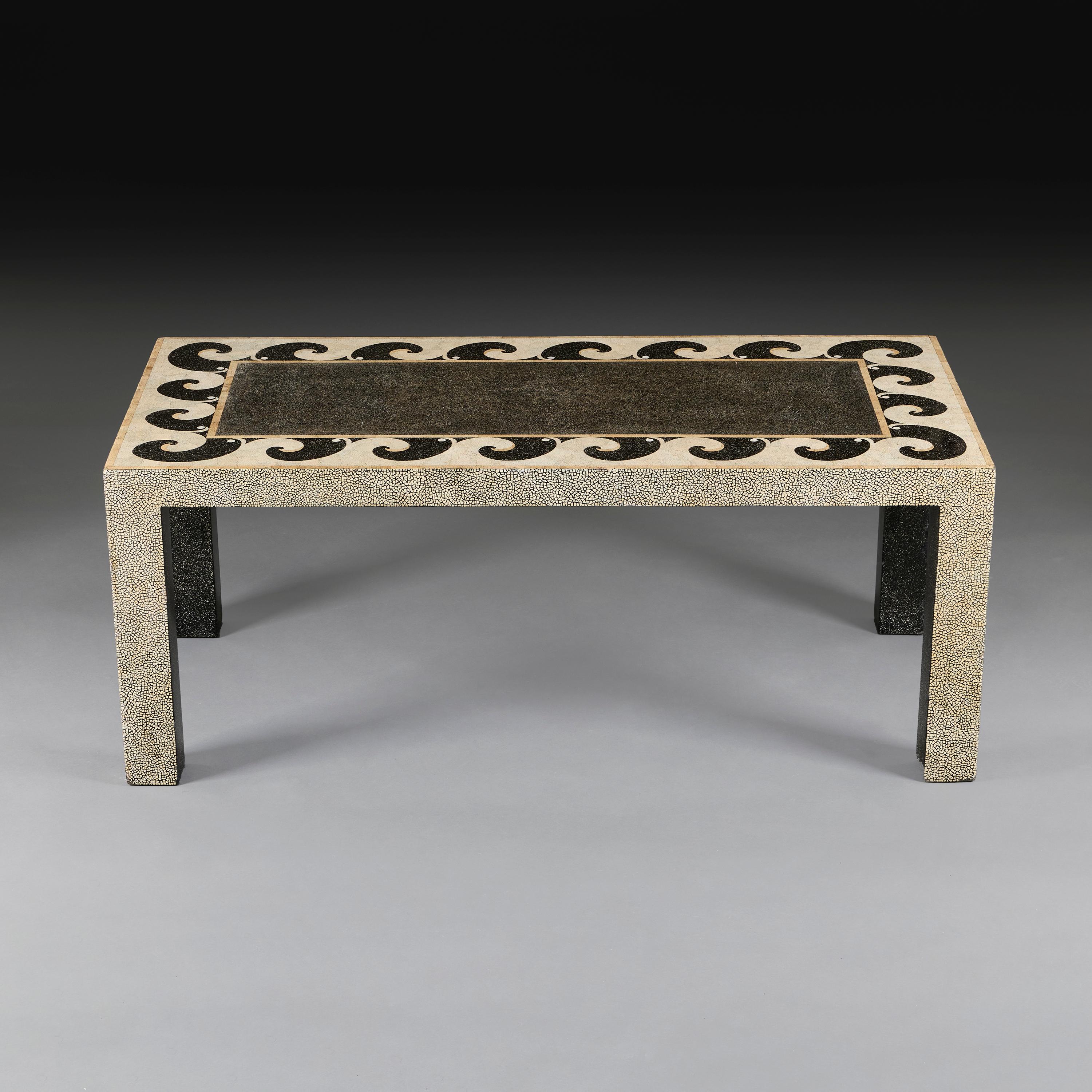 Italia, circa 1960

Raffinato tavolino rettangolare della metà del XX secolo in lacca a guscio d'uovo, con piano centrale scuro decorato con onde etrusche ai bordi, il tutto sostenuto da quattro gambe quadrate. 

Altezza   50,00cm

Lunghezza 