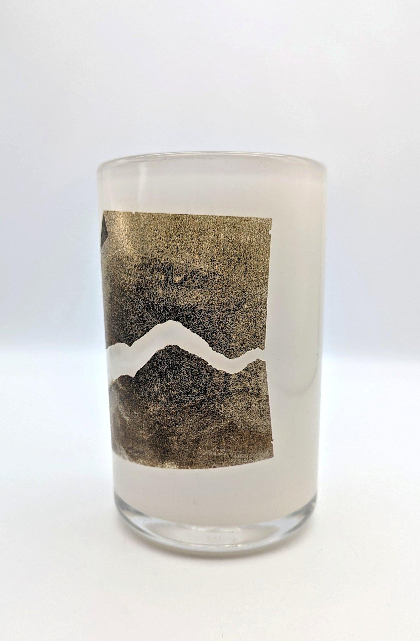 Un bel vaso in vetro di Studio A di Mieke Groot del 1982. Vetro trasparente con uno strato interno bianco. Decorato con pezzi di lamina d'oro applicata, crepata durante la soffiatura del pezzo fino alla sua forma finale. Cfr: C. Schack von Wittenau,