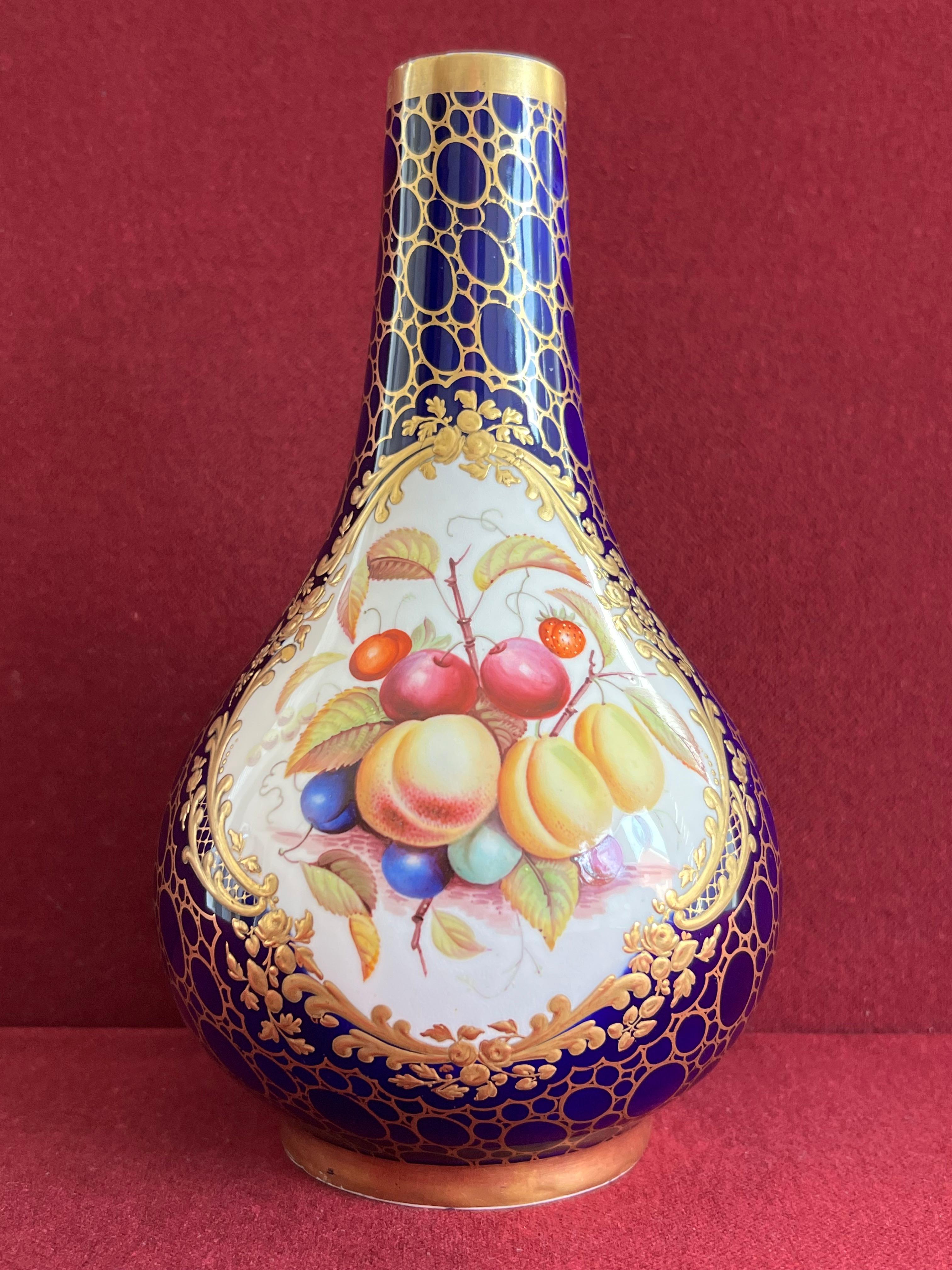 Feine Minton-Porzellanvase in Flaschenform, um 1840. Fein dekoriert mit einem Paneel mit gemalten Früchten von Thomas Steel und einem Rand mit reichhaltiger Vergoldung von John Robins im typischen Minton's Sèvres-Stil, zurückhaltend auf einem tiefen