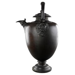 Un beau vase ou aiguière monumental en bronze ovoïde d'après l'antiquité