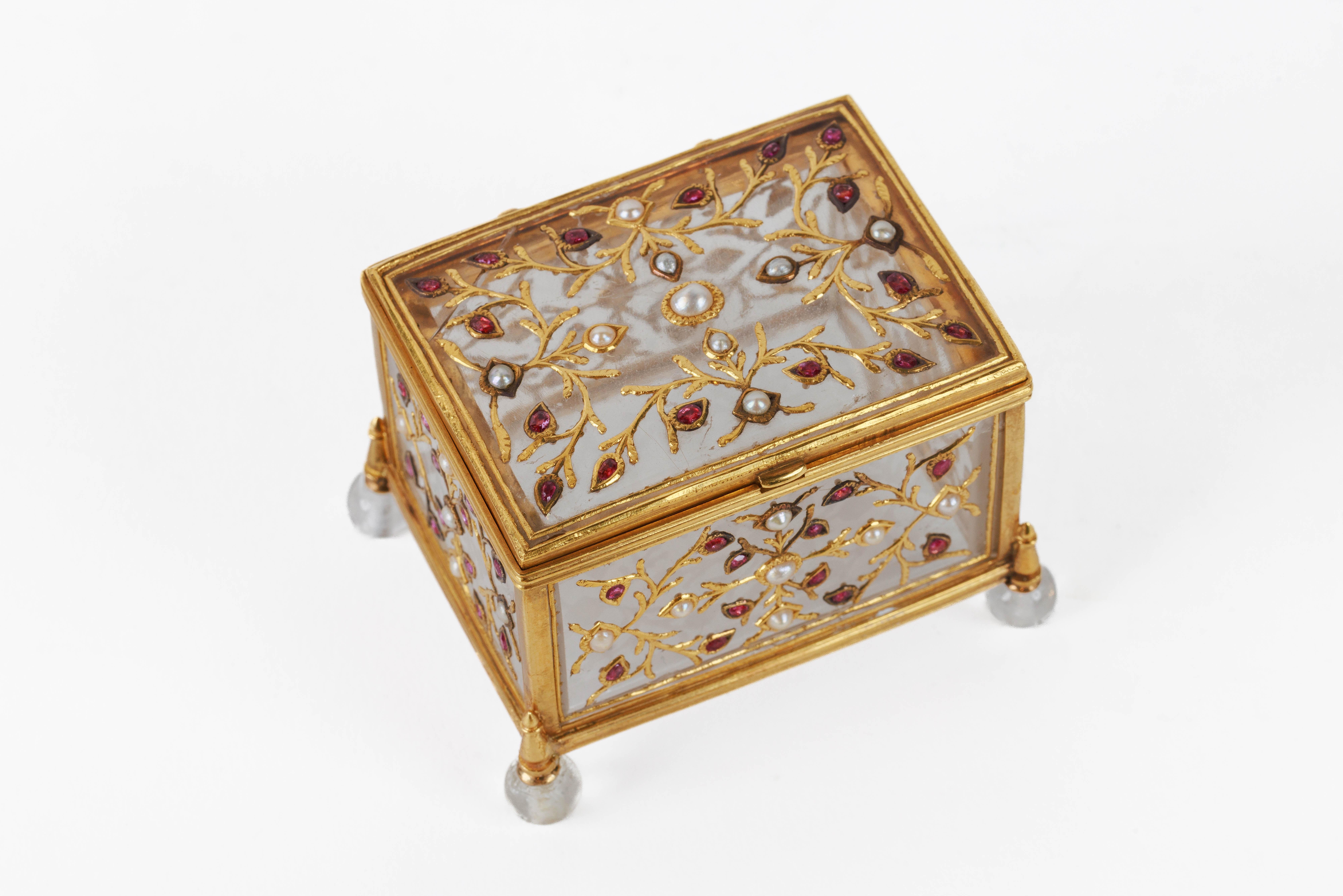 Boîte moghole en cristal de roche et or, Inde, XVIIIe siècle Unisexe en vente