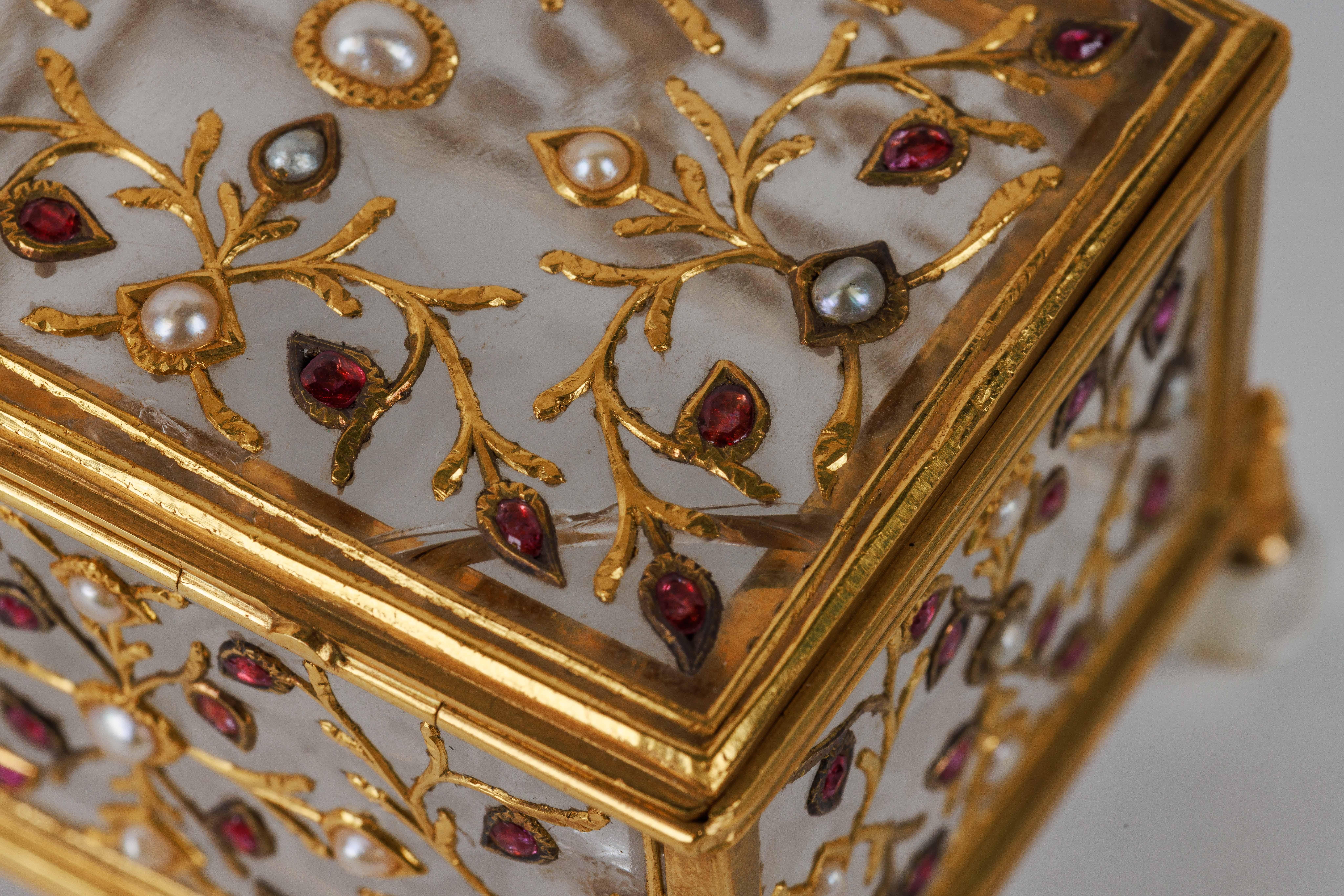 Boîte moghole en cristal de roche et or, Inde, XVIIIe siècle en vente 3