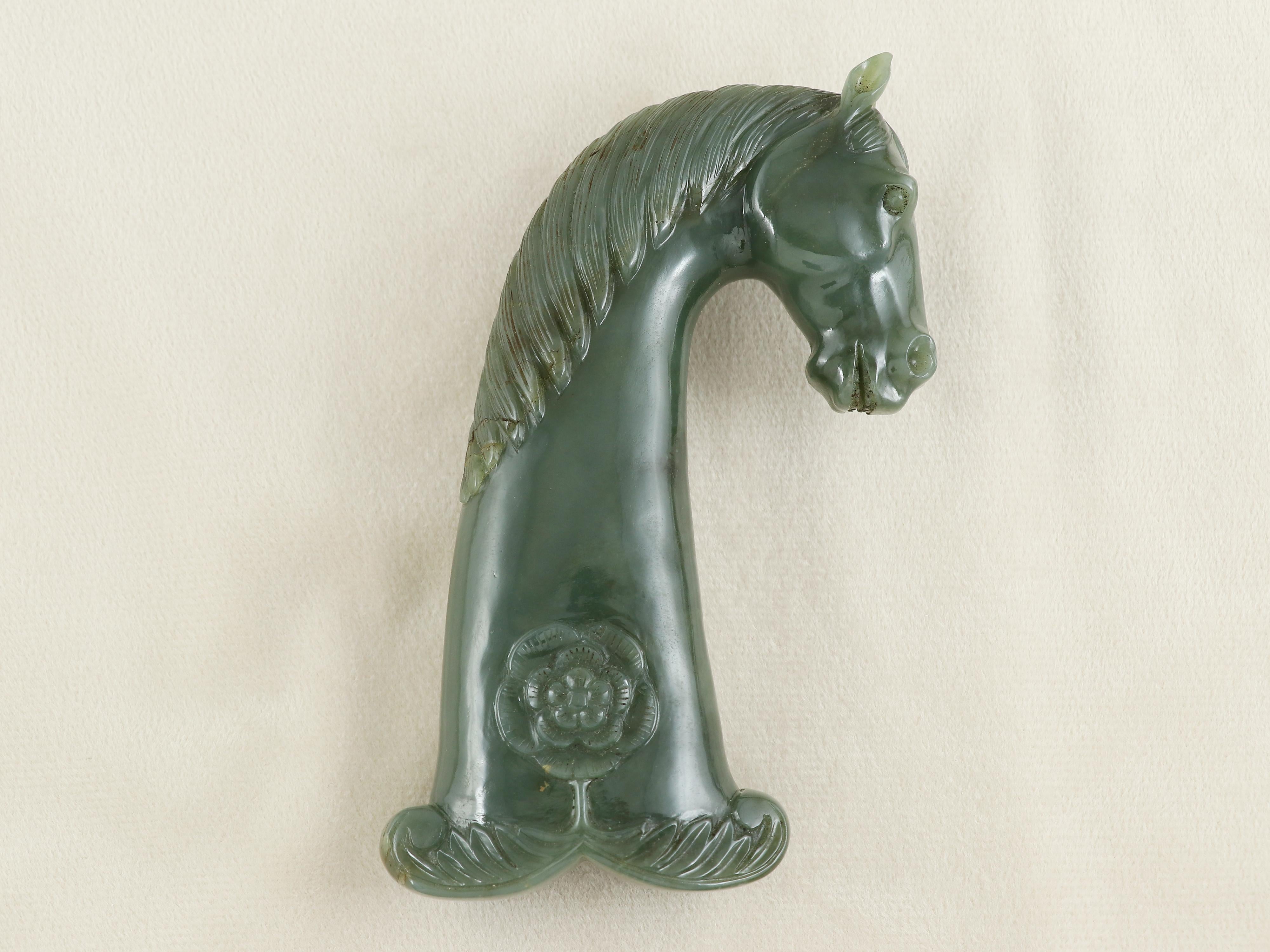 Una superba elsa di giada nefrite realizzata interamente in un unico pezzo di giada nefrite di colore spinacio scuro. Il pugnale è finemente intagliato con un pomo a testa di cavallo arabo. Questo tipo di elsa era piuttosto diffuso a metà del XVII
