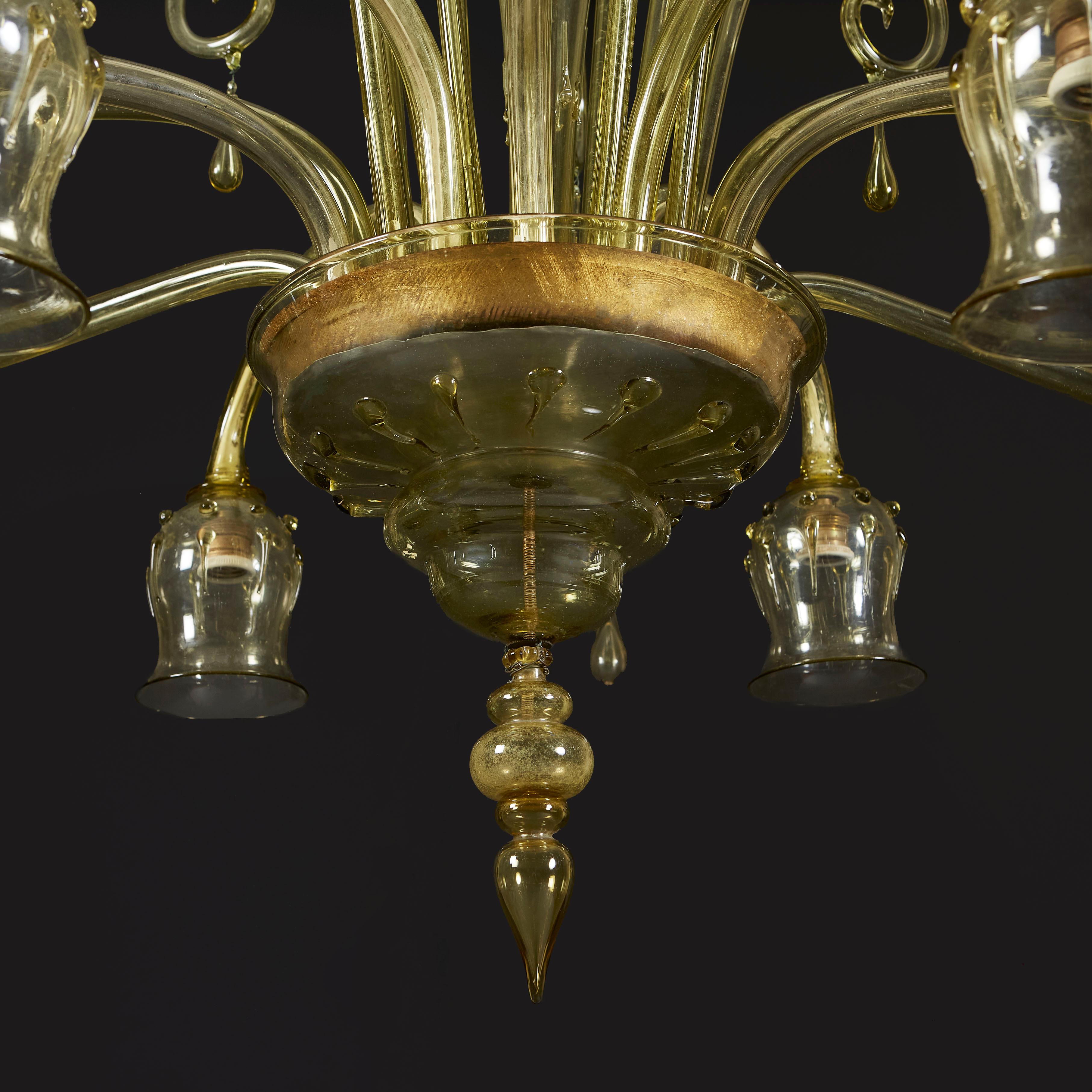 A Fine Murano Glass Chandelier Attributed to Venini In Good Condition In London, GB
