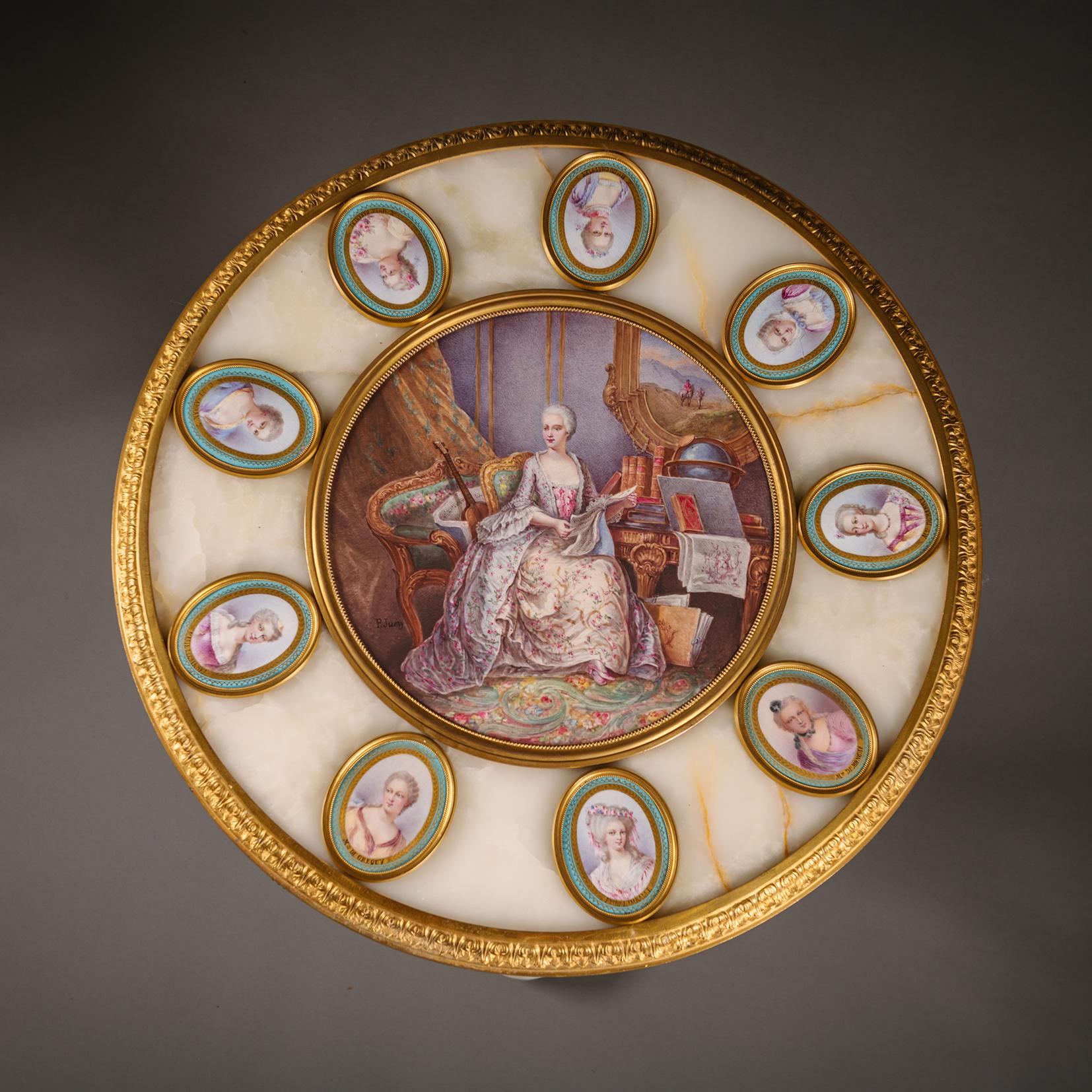 Un raffinato Guéridon di Napoléon III con montatura in bronzo dorato e stile Sèvres in porcellana con incisione di onice. 

La parte superiore circolare è incastonata con una grande placca circolare in porcellana dipinta con Madame de Pompadour nel
