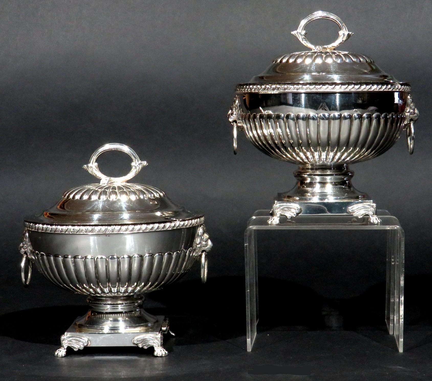 Très belle paire de soupières en argent plaqué de style Regency, présentant toutes deux des corps décorés de lobes et dotés de couvercles conformes, flanqués de masques de lion avec des poignées en anneau et reposant sur des bases carrées surmontées