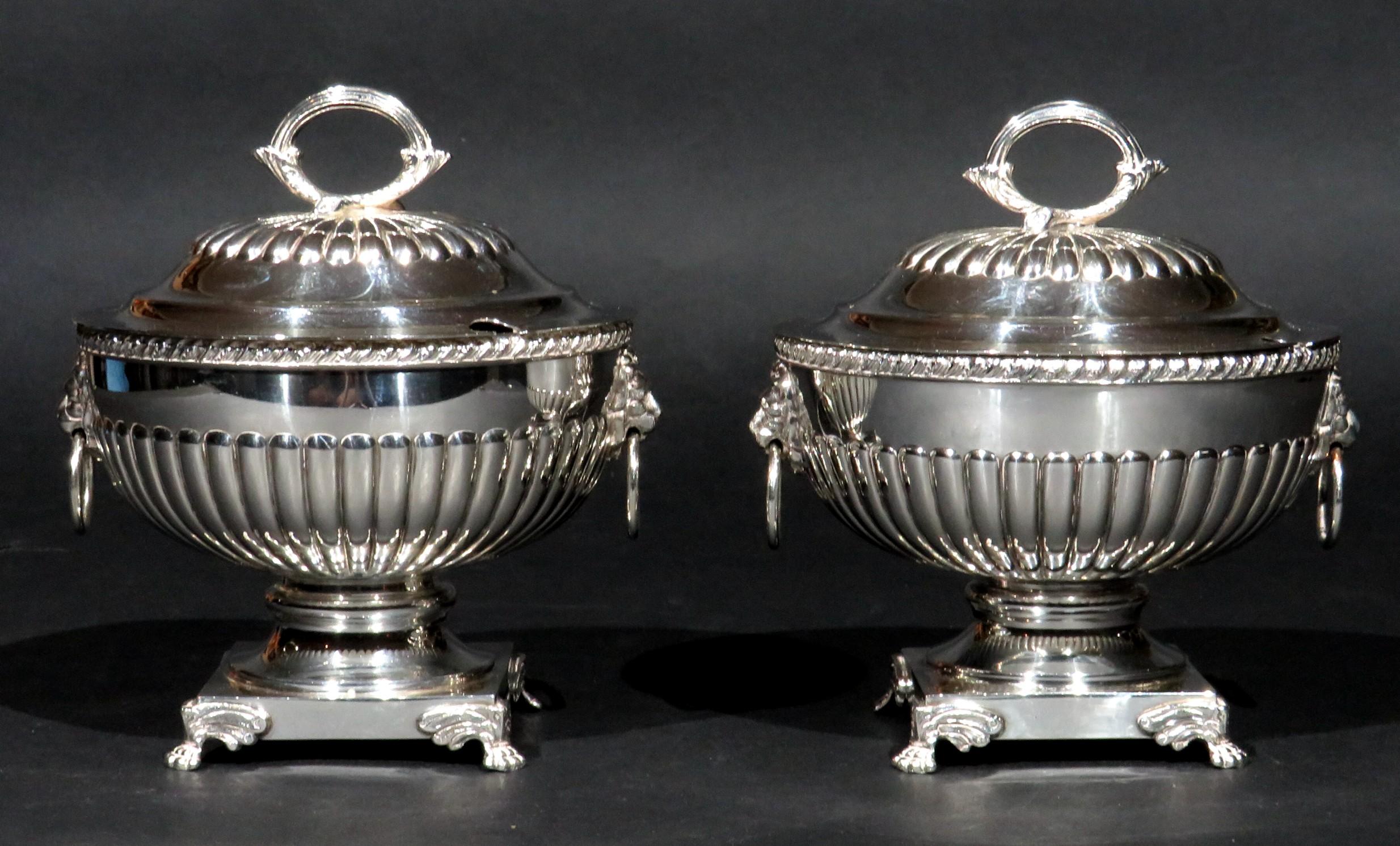 Regency Paire de soupières à sauce en métal argenté de style Régence, Royaume-Uni, vers 1910 en vente