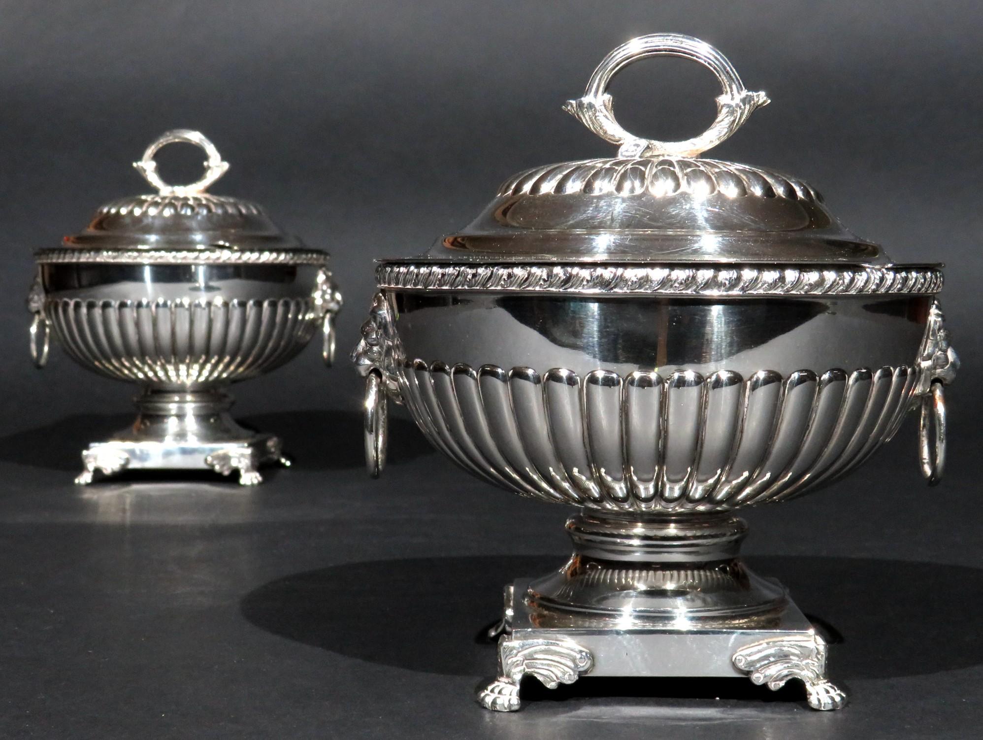 Embossé Paire de soupières à sauce en métal argenté de style Régence, Royaume-Uni, vers 1910 en vente