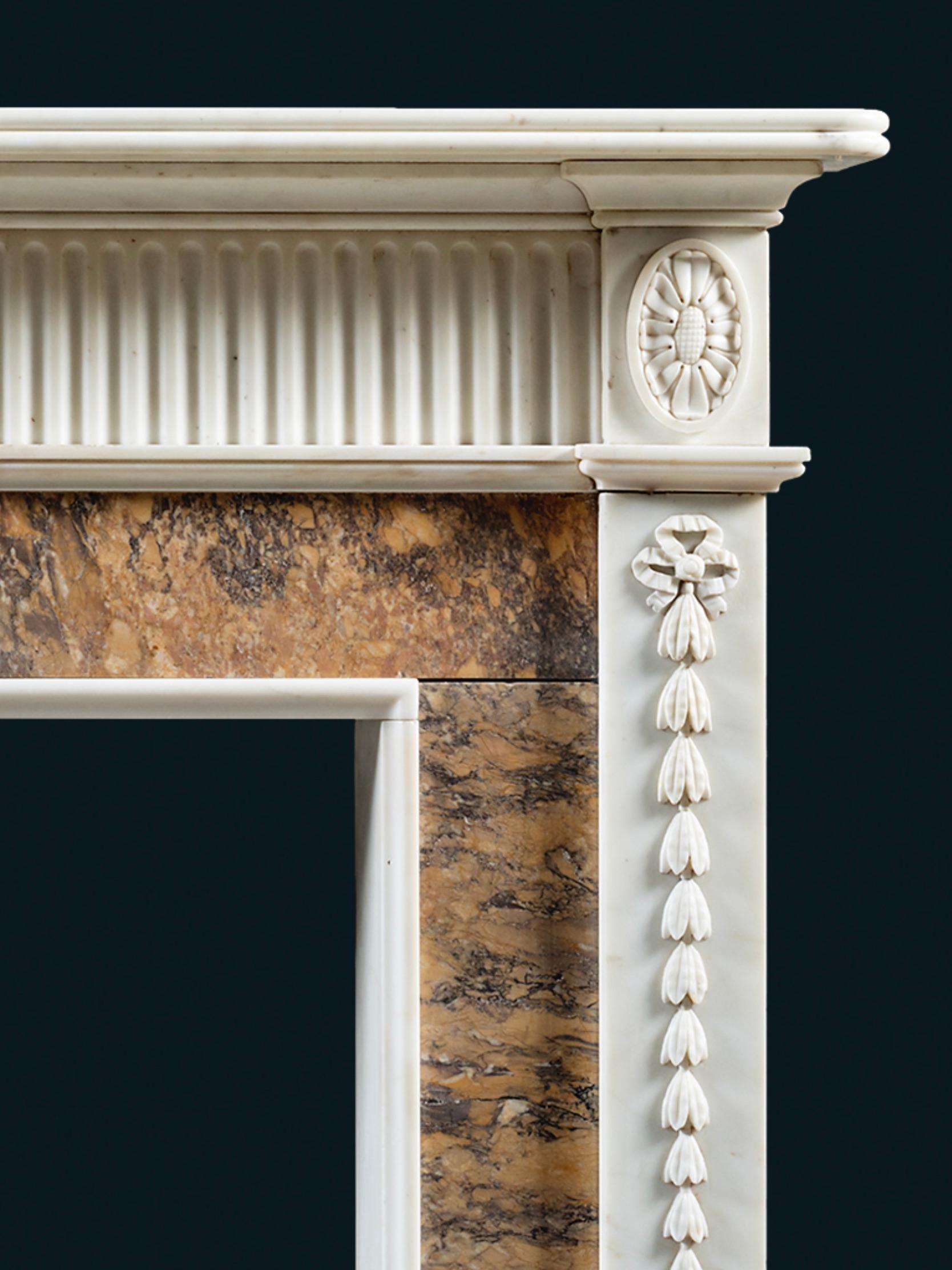 Anglais Cheminée néoclassique en marbre statuaire et placage de marbre de Sienne en vente