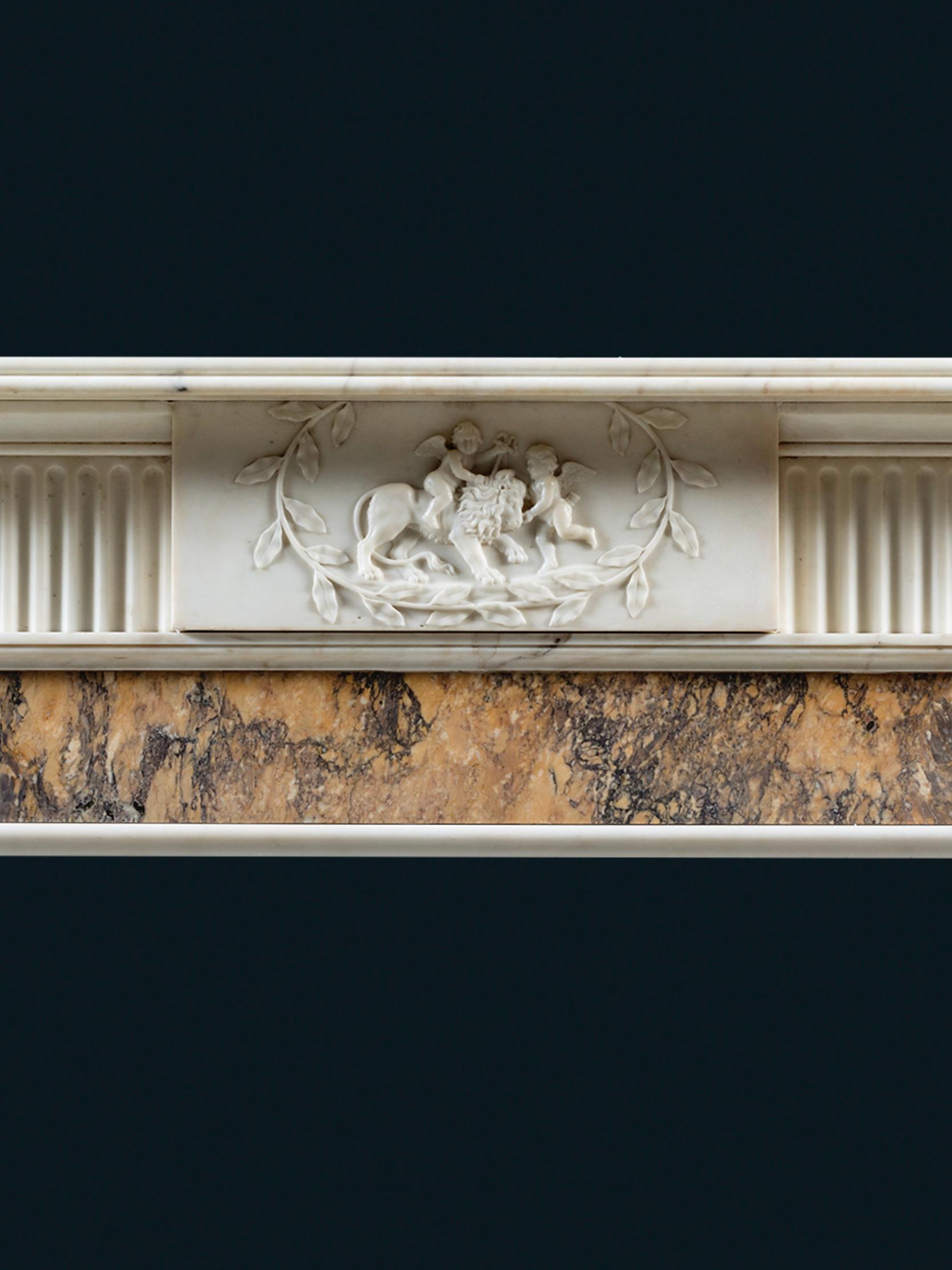 Sculpté Cheminée néoclassique en marbre statuaire et placage de marbre de Sienne en vente