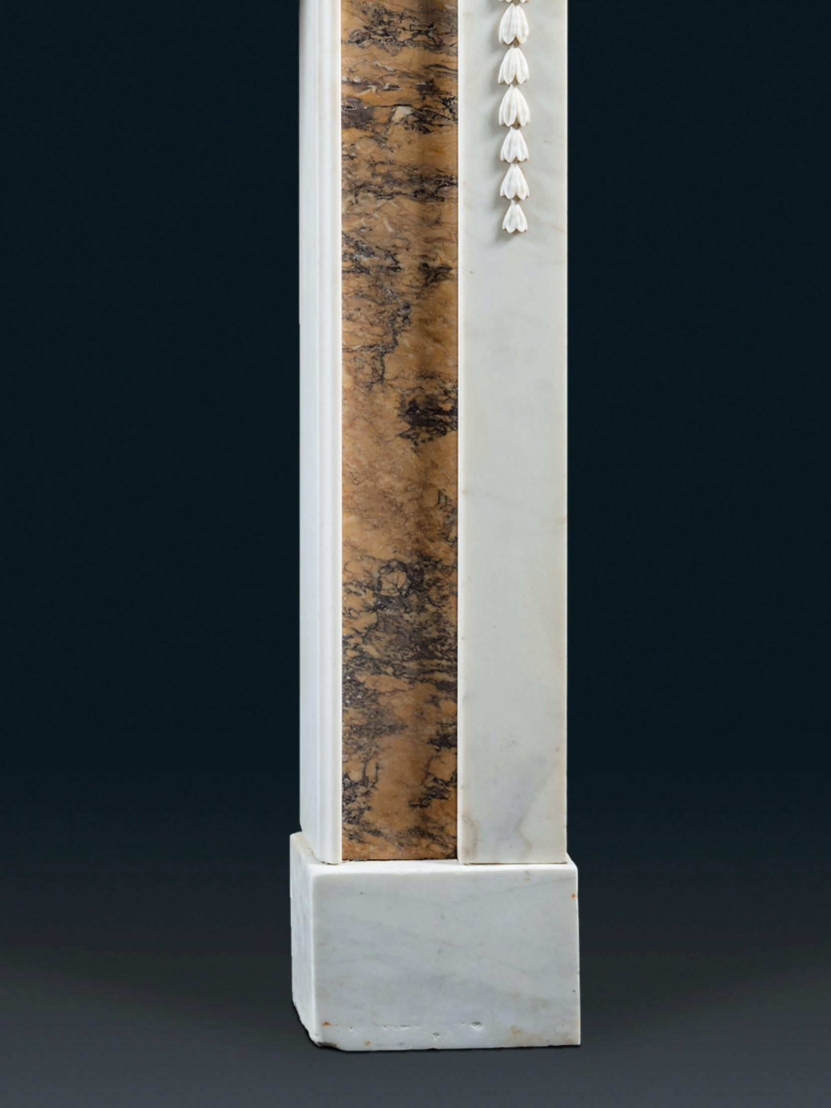 Cheminée néoclassique en marbre statuaire et placage de marbre de Sienne Bon état - En vente à London, GB
