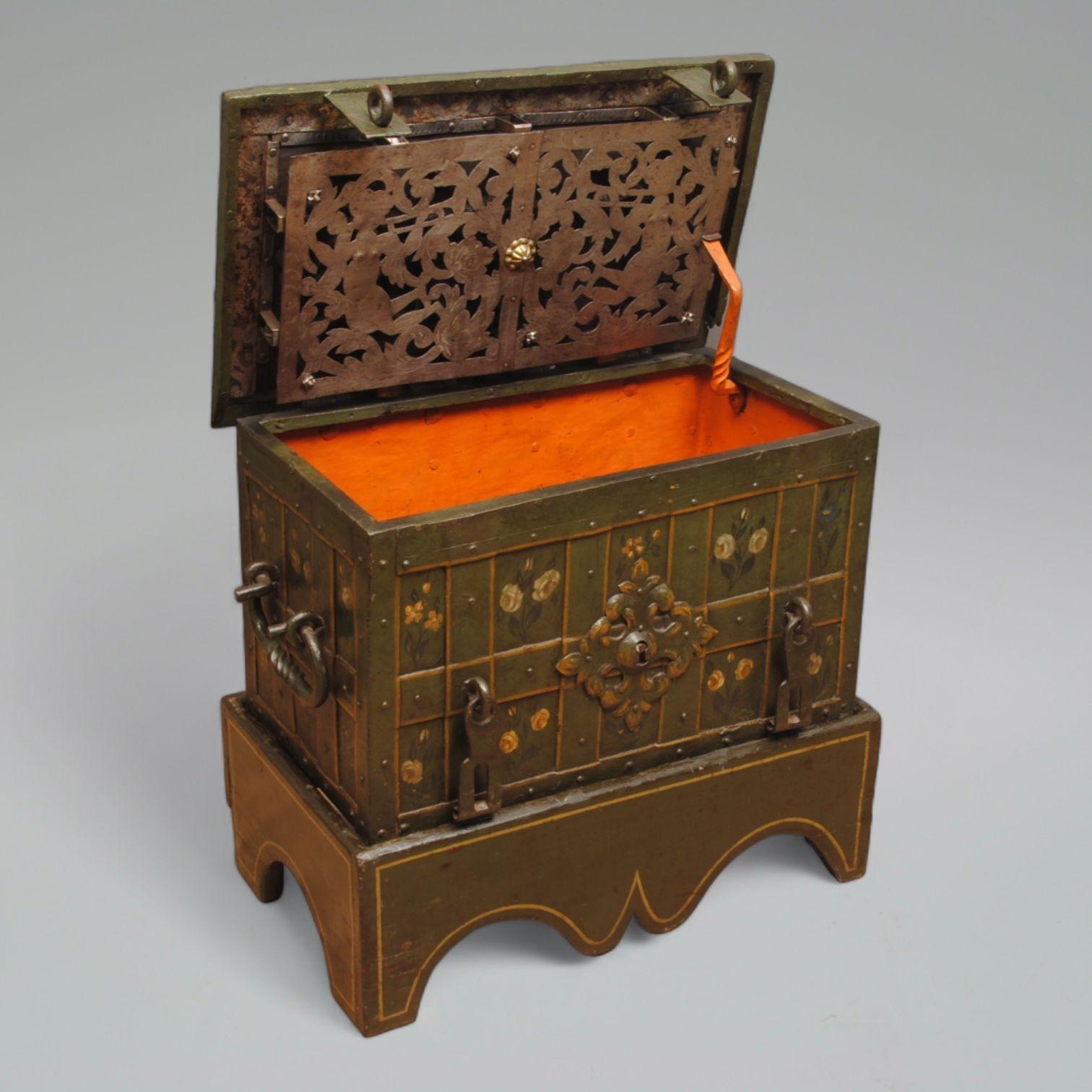 A Fine of a 17th Century Painted Armada Chest In Good Condition For Sale In Lincolnshire, GB