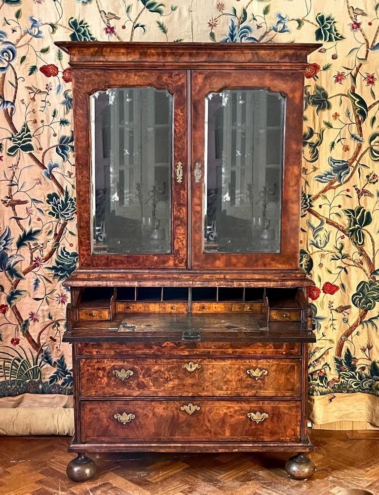 Une belle armoire à secret en ronce de noyer de la période George I, attribuée à Old & Ody.

Début du XVIIIe siècle, vers 1720.

La partie supérieure se sépare de la base et s'ouvre pour révéler de nombreux tiroirs aménagés, derrière des portes
