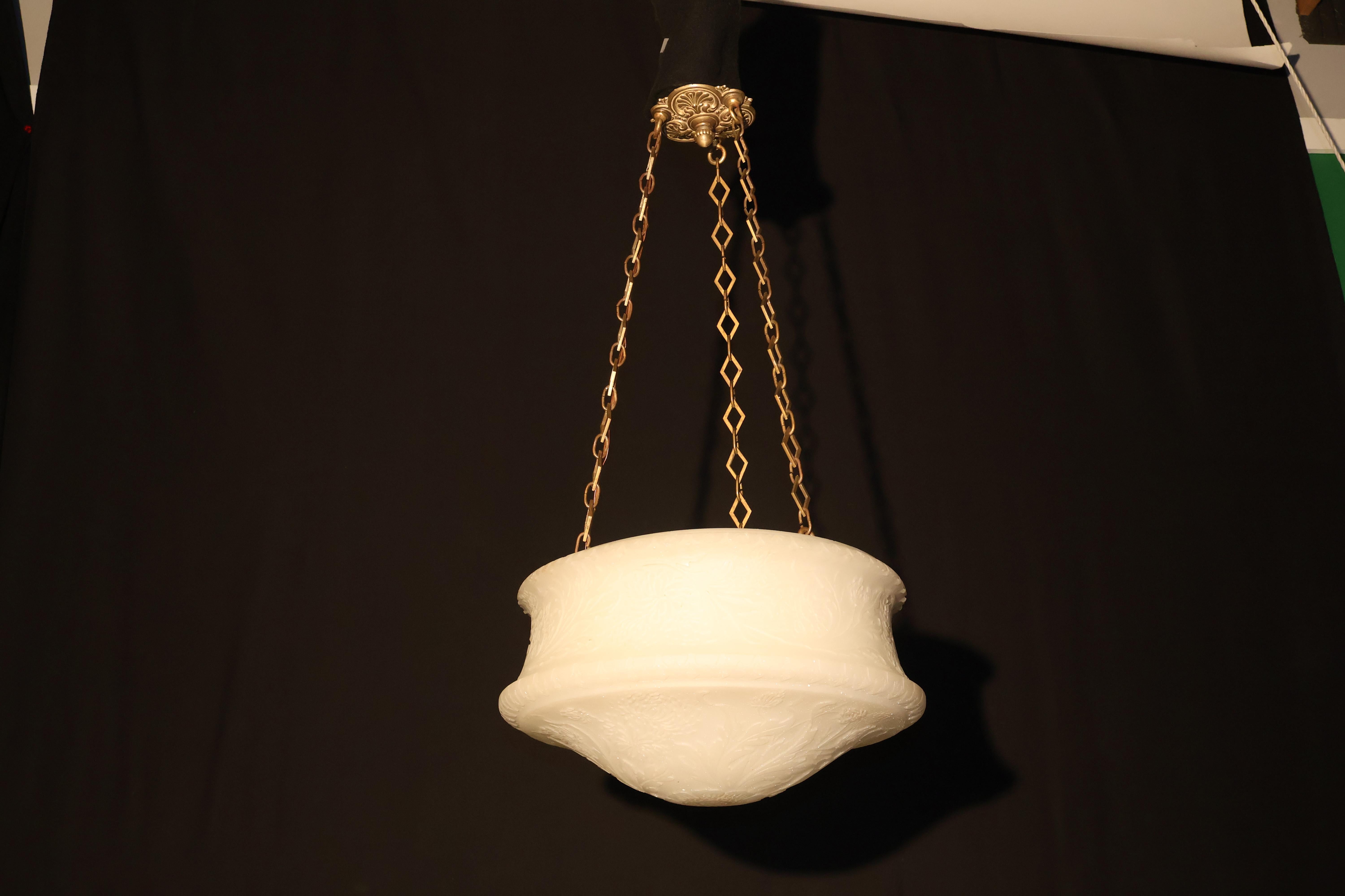 Un raffinato ciondolo in vetro opalino. 3 luci. Circa, 1900.
Dimensioni: Altezza 33