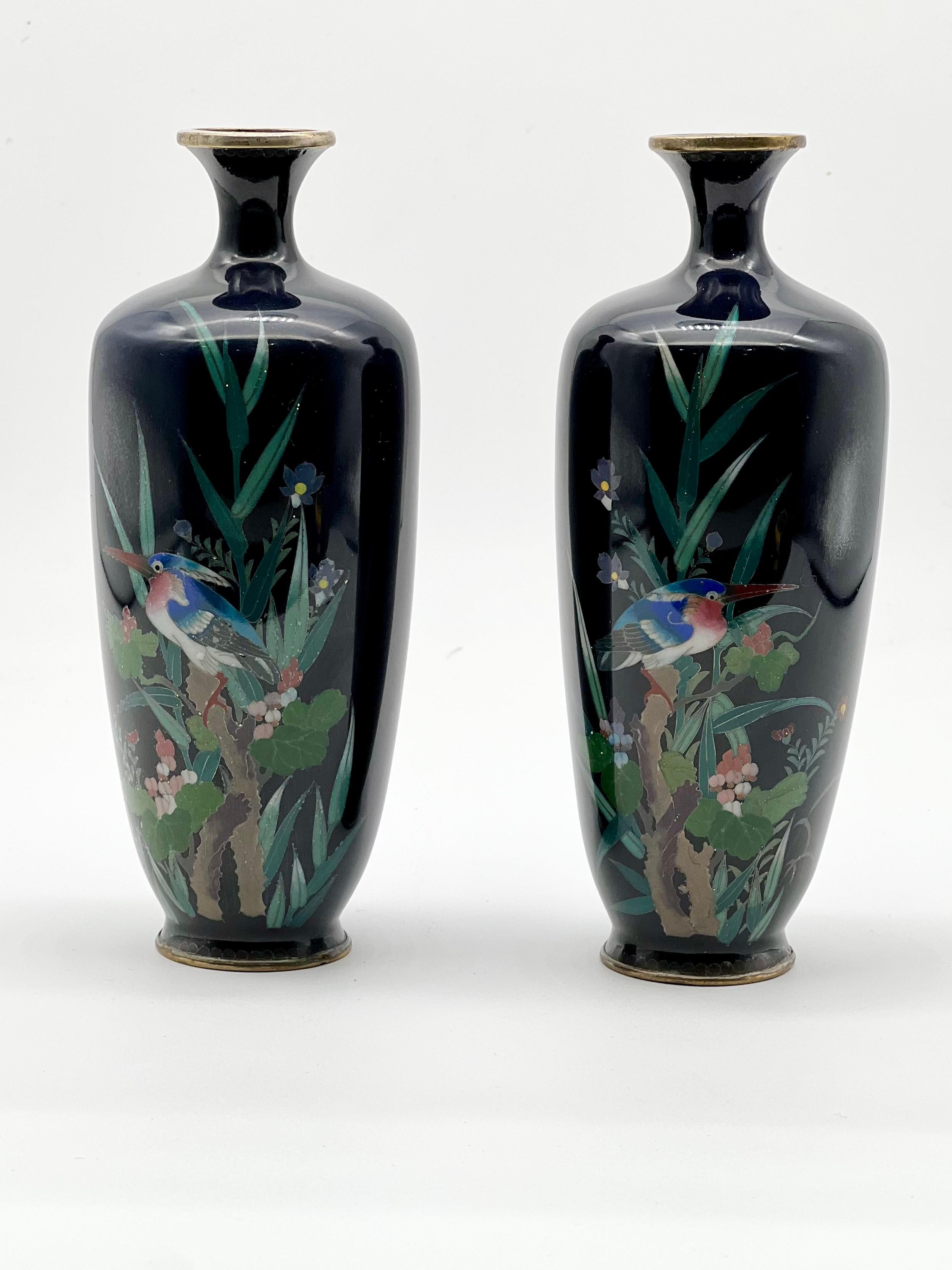 Ein feines Paar japanischer Cloisonné-Emaille-Vasen mit Opposing-Muster, 19. Jahrhundert (Japanisch) im Angebot