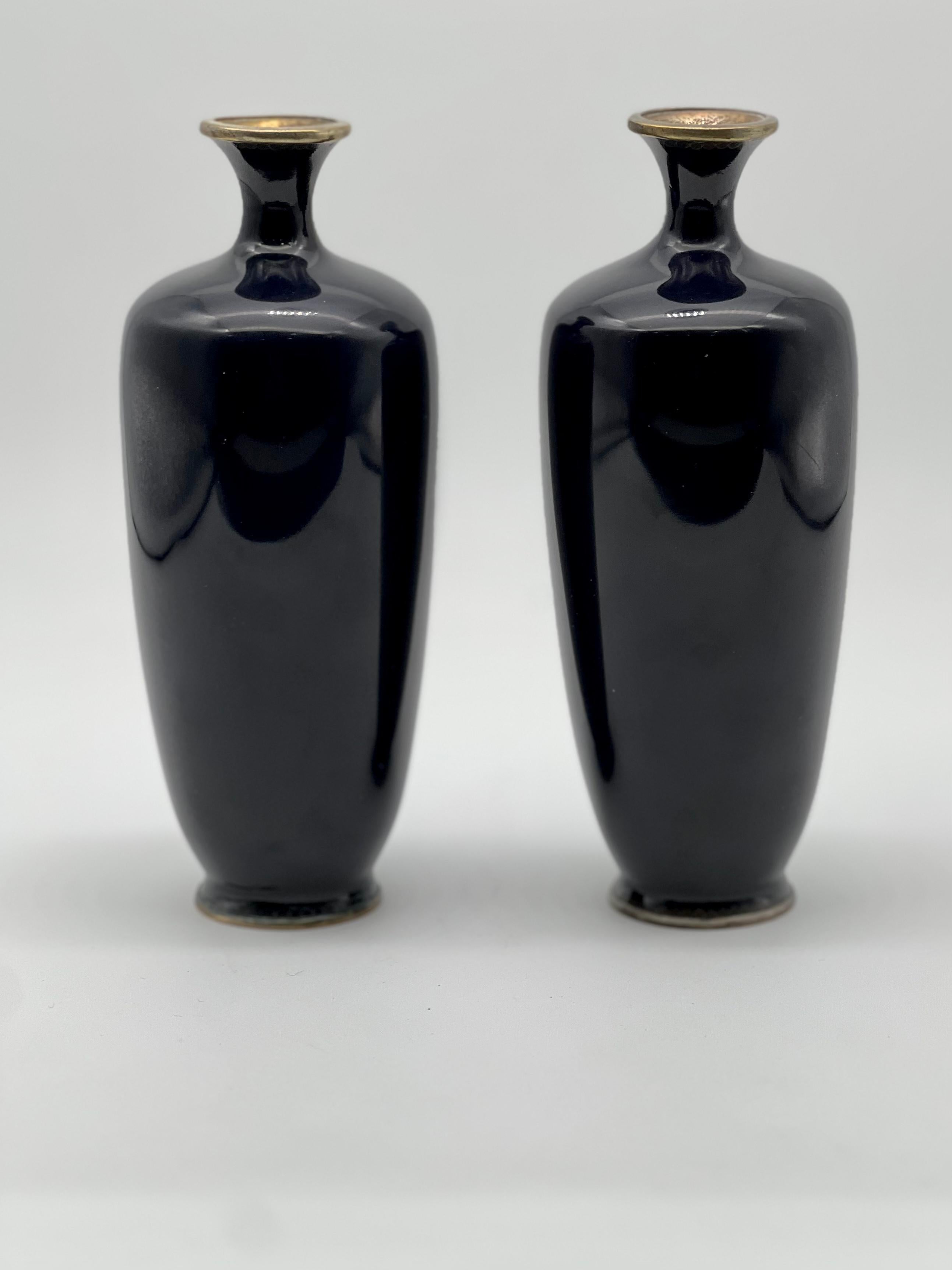 Ein feines Paar japanischer Cloisonné-Emaille-Vasen mit Opposing-Muster, 19. Jahrhundert im Zustand „Gut“ im Angebot in London, GB