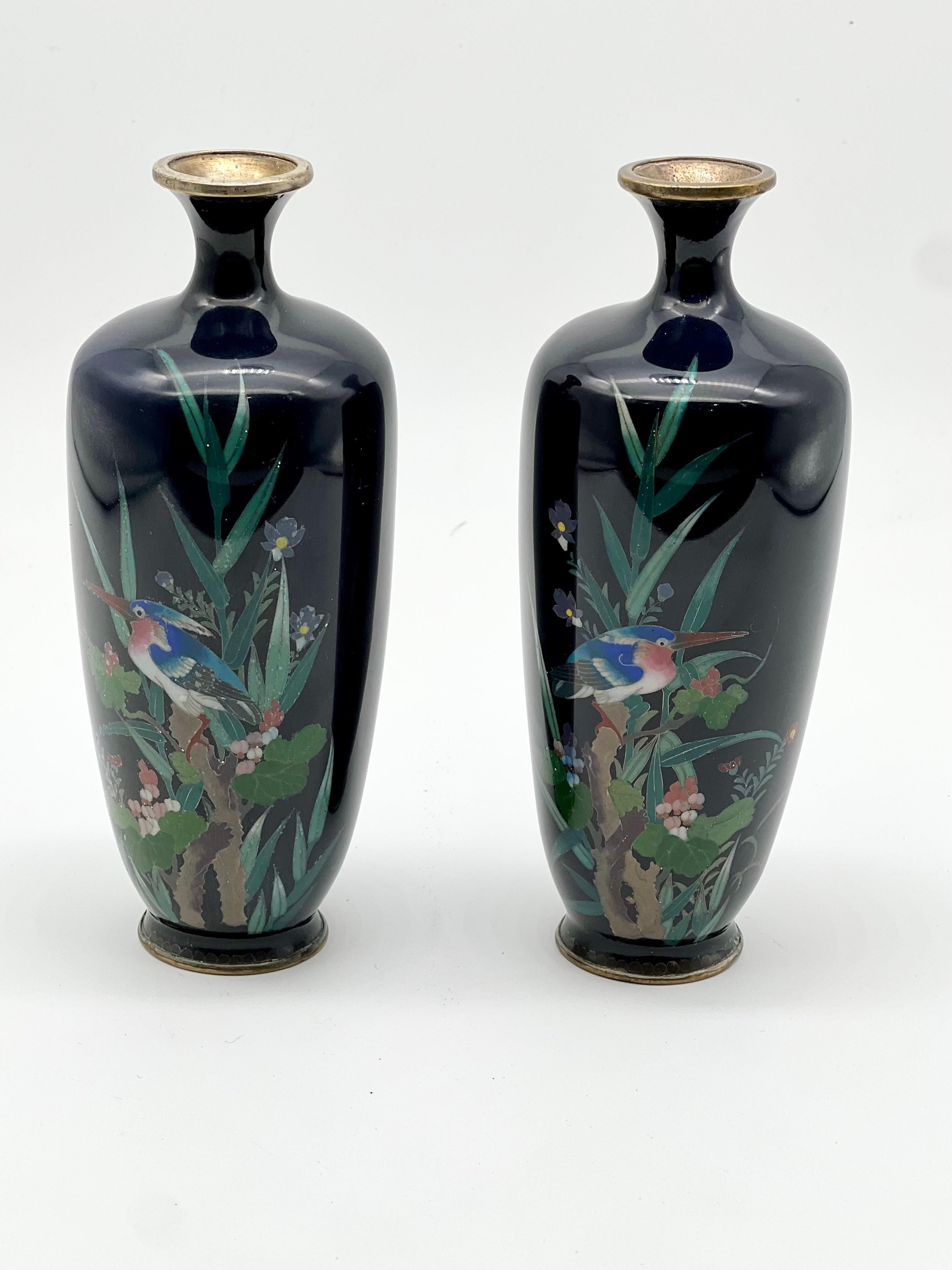 Ein feines Paar japanischer Cloisonné-Emaille-Vasen mit Opposing-Muster, 19. Jahrhundert im Angebot 1
