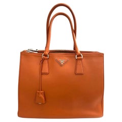 Feine orangefarbene Lederhandtasche „Galleria“ von Prada, Italien, 2016