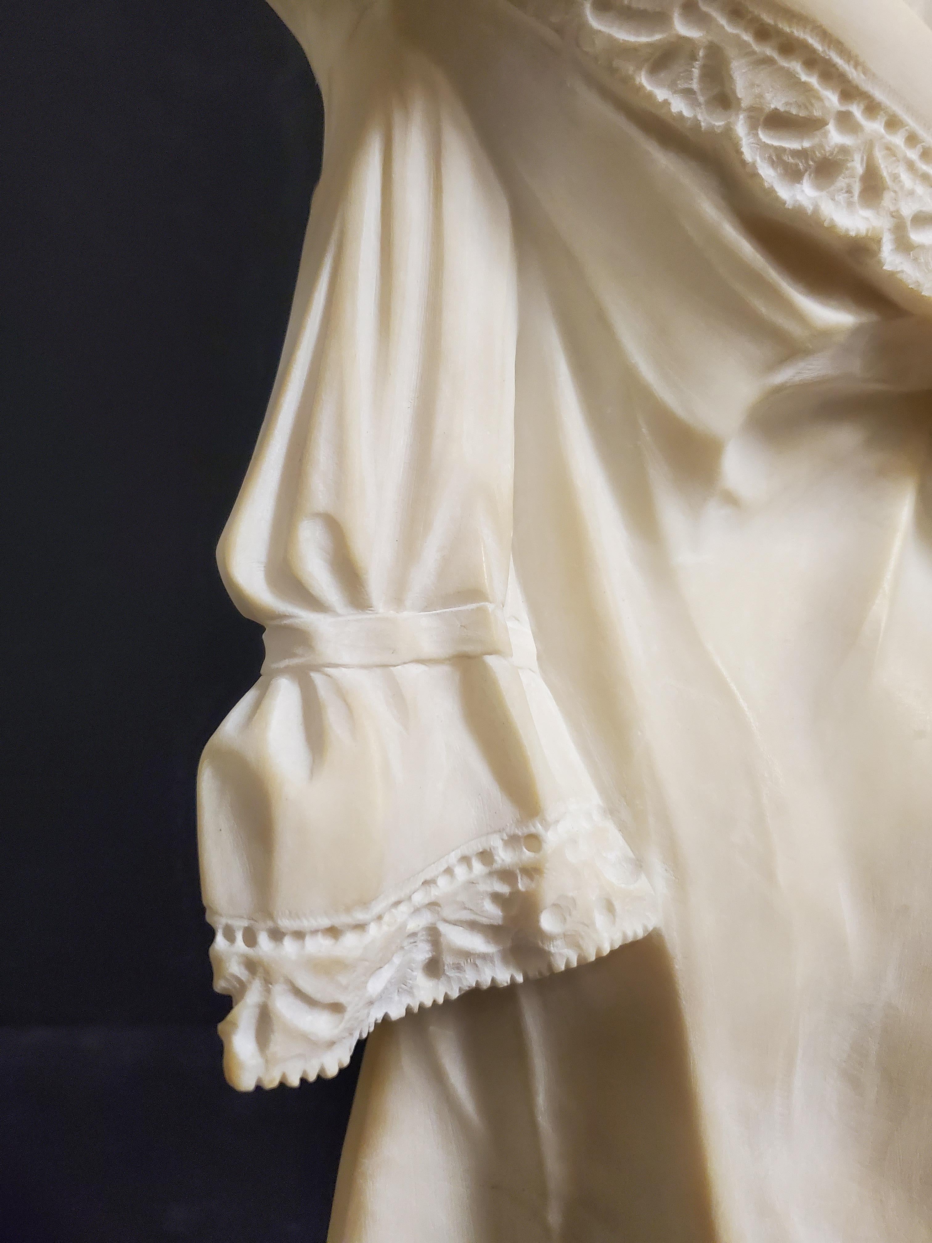 Una bella scultura originale di donna scolpita a mano firmata F. Vichi in vendita 5