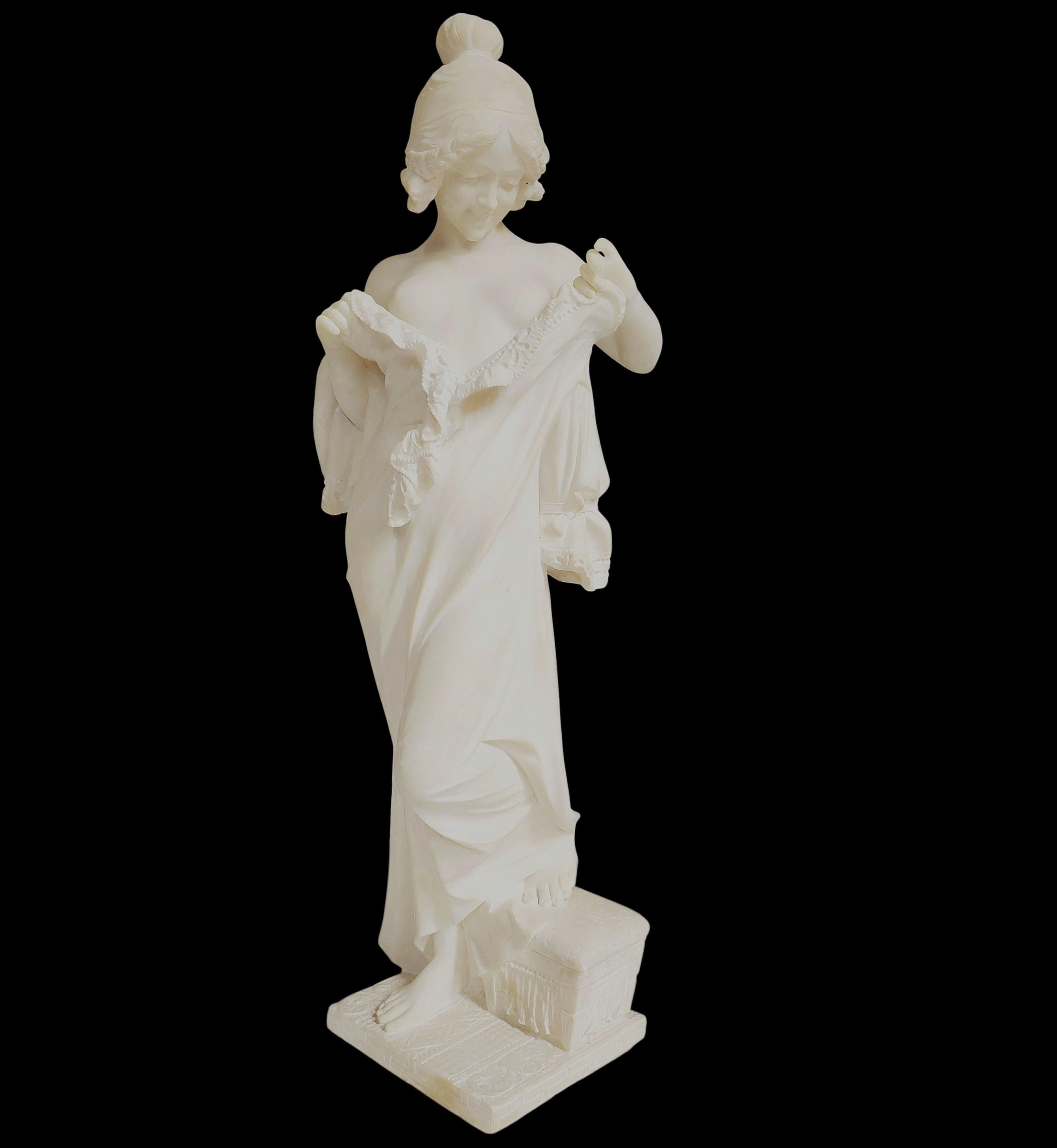 Uno squisito esempio di scultura intagliata a mano di fine Ottocento inizio Novecento raffigurante un nudo semisvestito firmato F. Vichi. La statua ritrae una figura femminile timida e sensuale, a seno nudo e parzialmente drappeggiata in un abito
