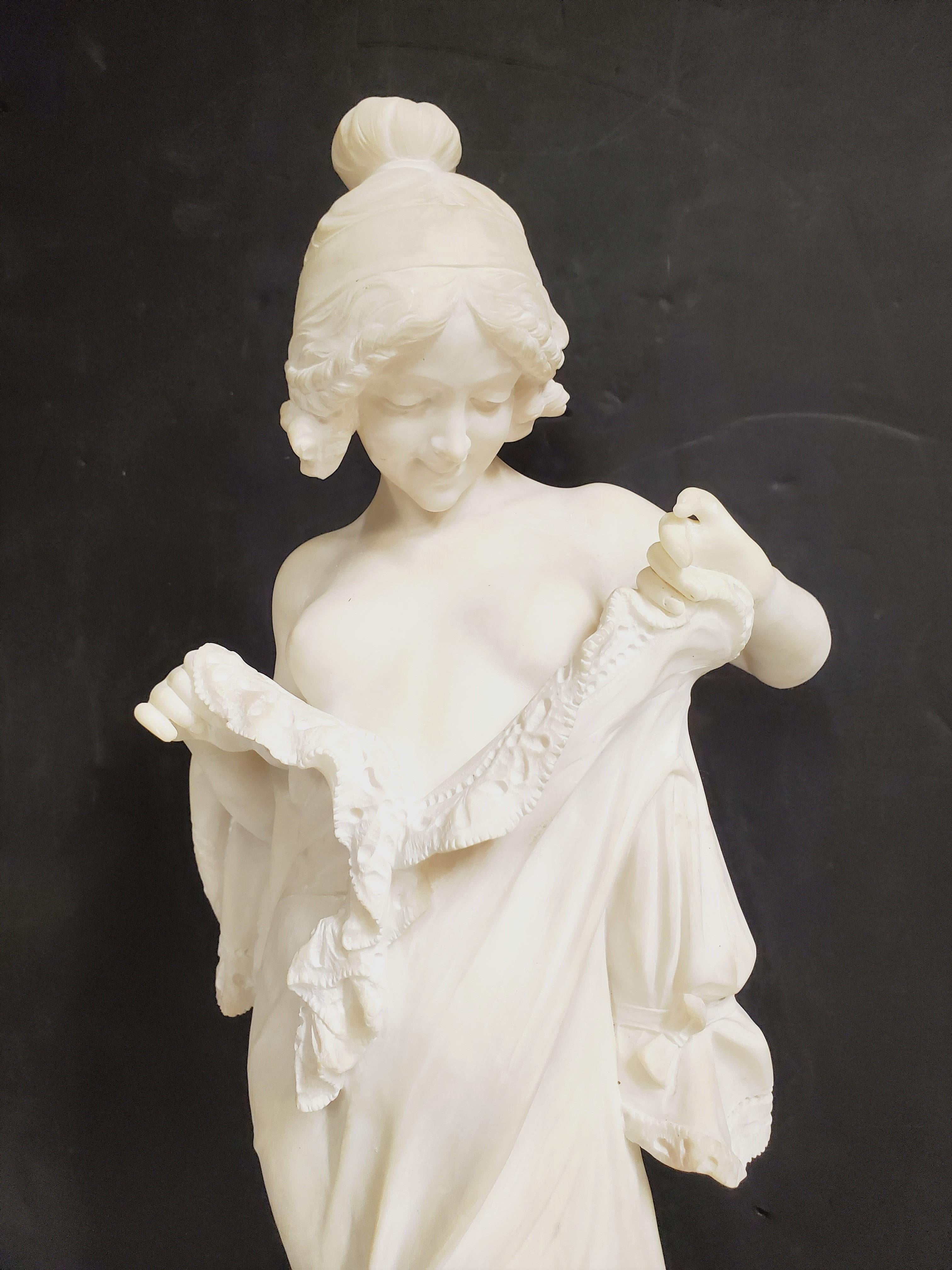 Italiano Una bella scultura originale di donna scolpita a mano firmata F. Vichi in vendita