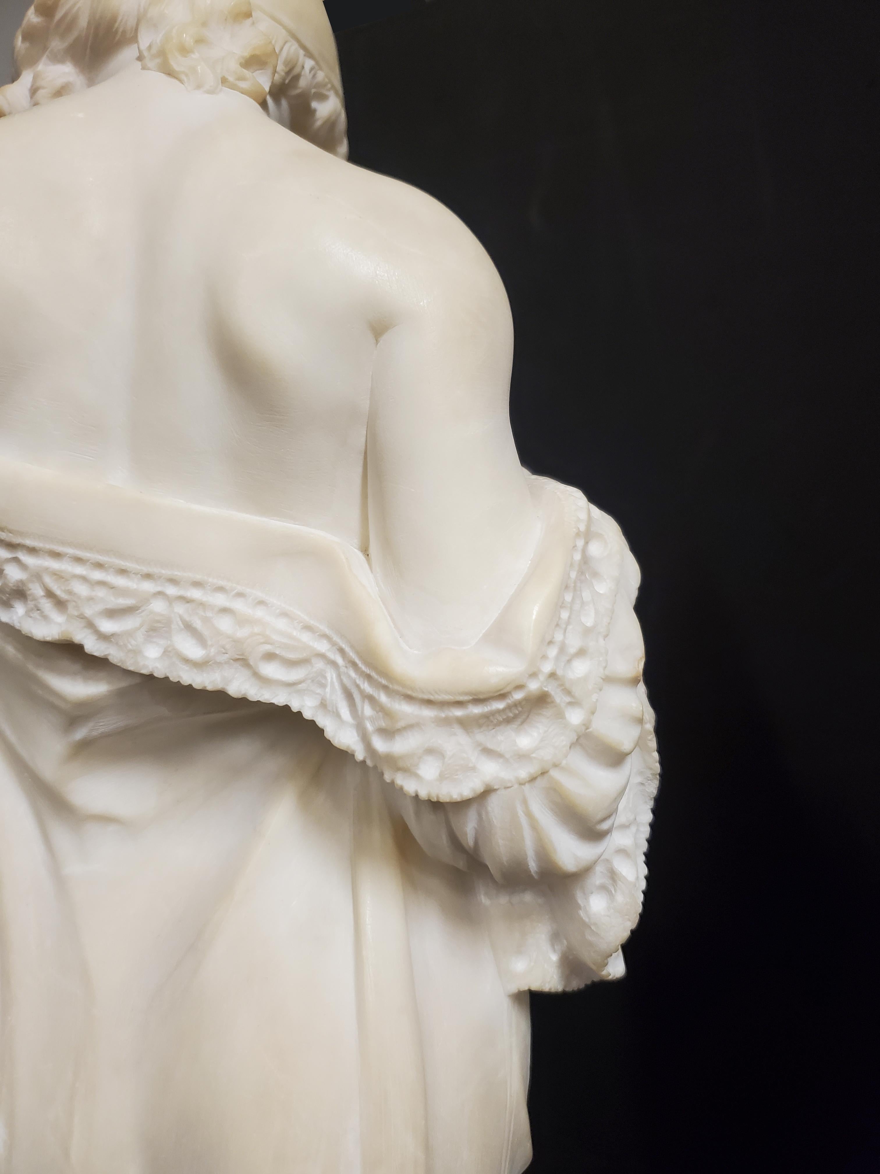 Una bella scultura originale di donna scolpita a mano firmata F. Vichi In condizioni buone in vendita a New York City, NY