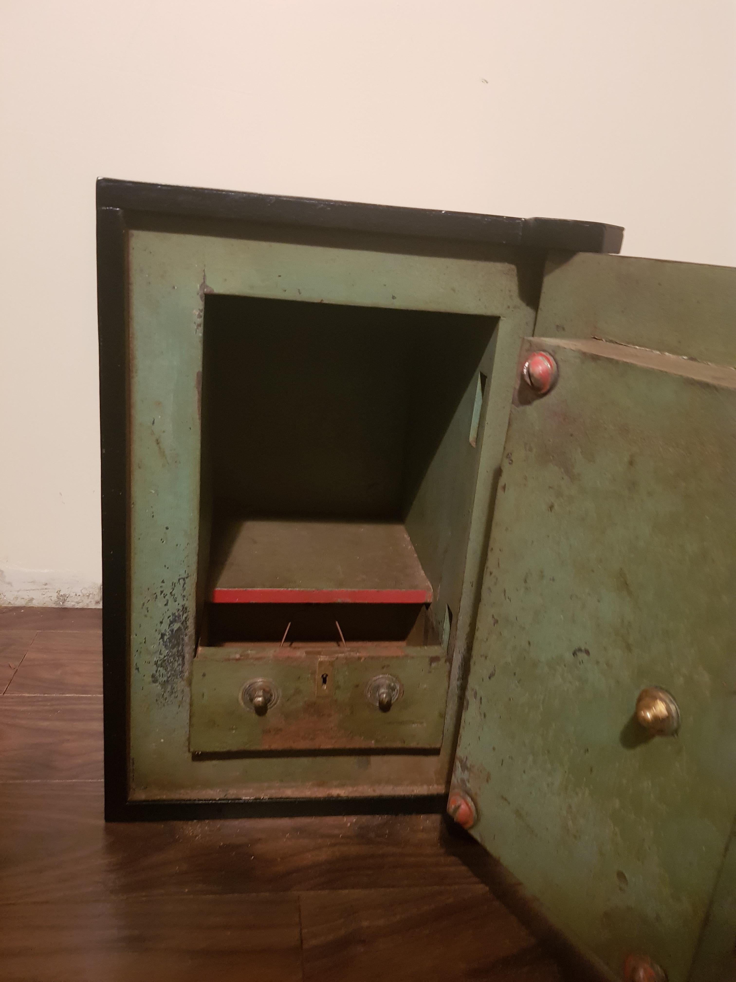 Fine Original Safe by Richard M Lord of Wolverhampton - [Fully working Order] In Good Condition For Sale In Dromod, Co. Leitrim