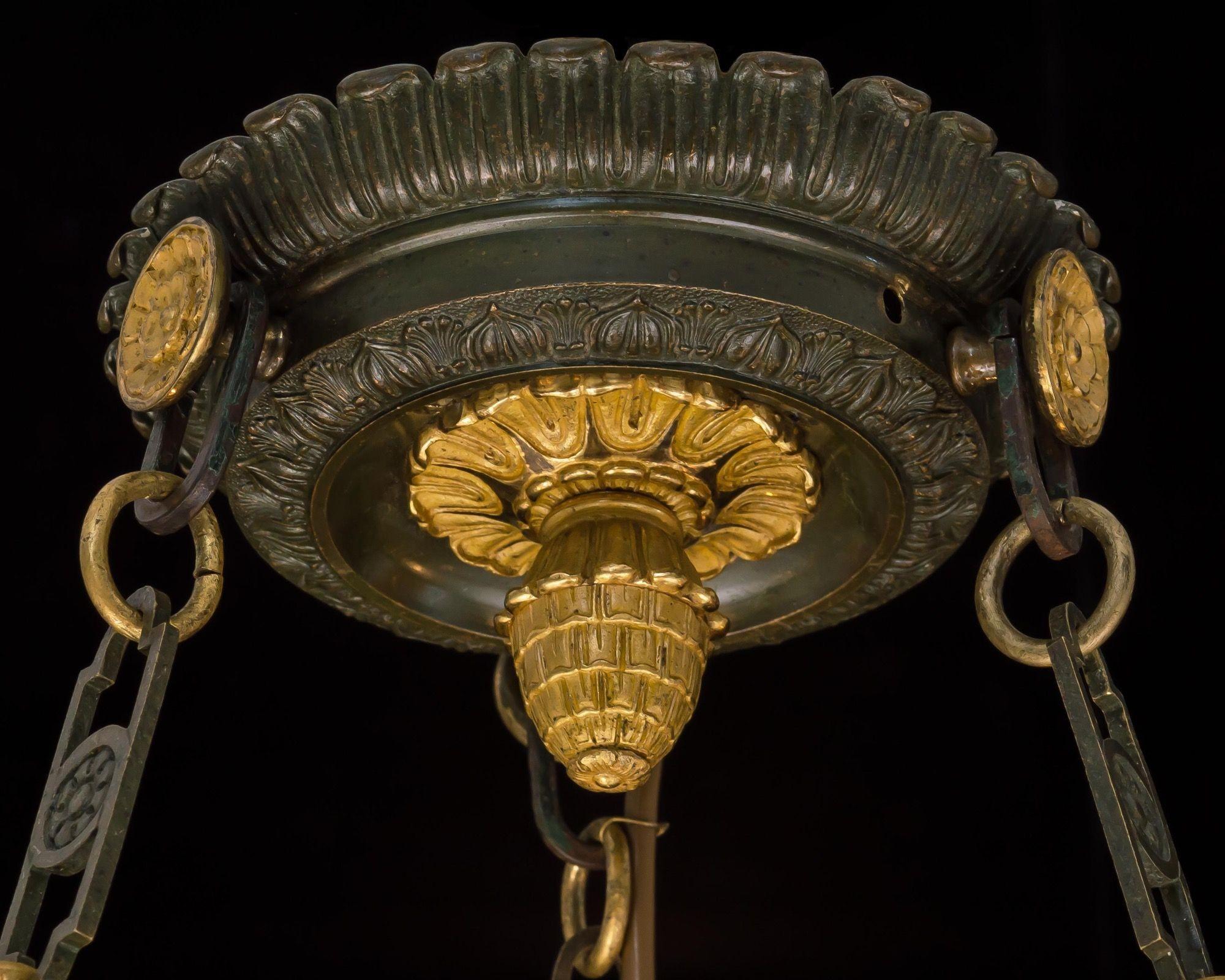 Francese Un raffinato lampadario impero in ormolu e bronzo in vendita