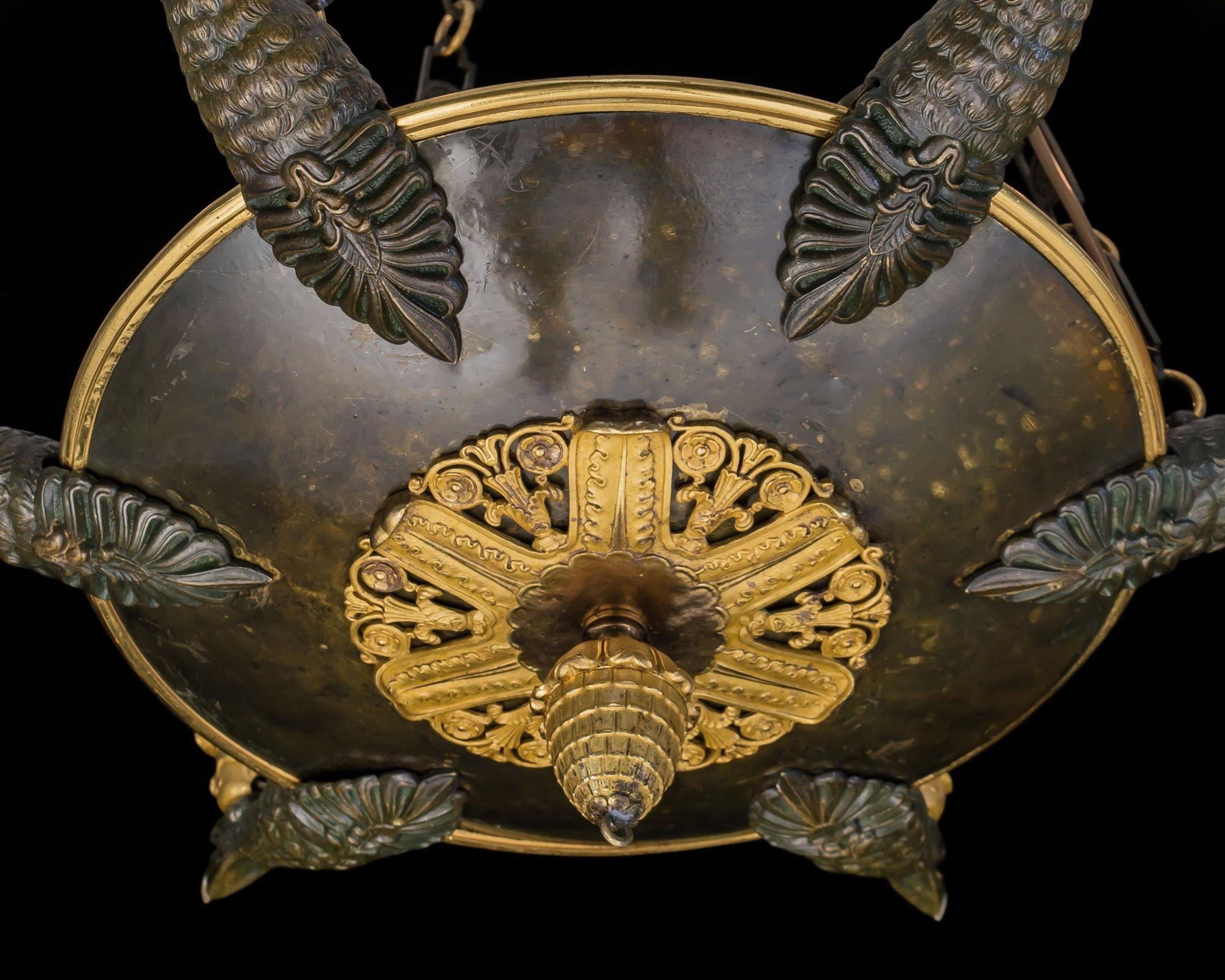 Bronzo Un raffinato lampadario impero in ormolu e bronzo in vendita