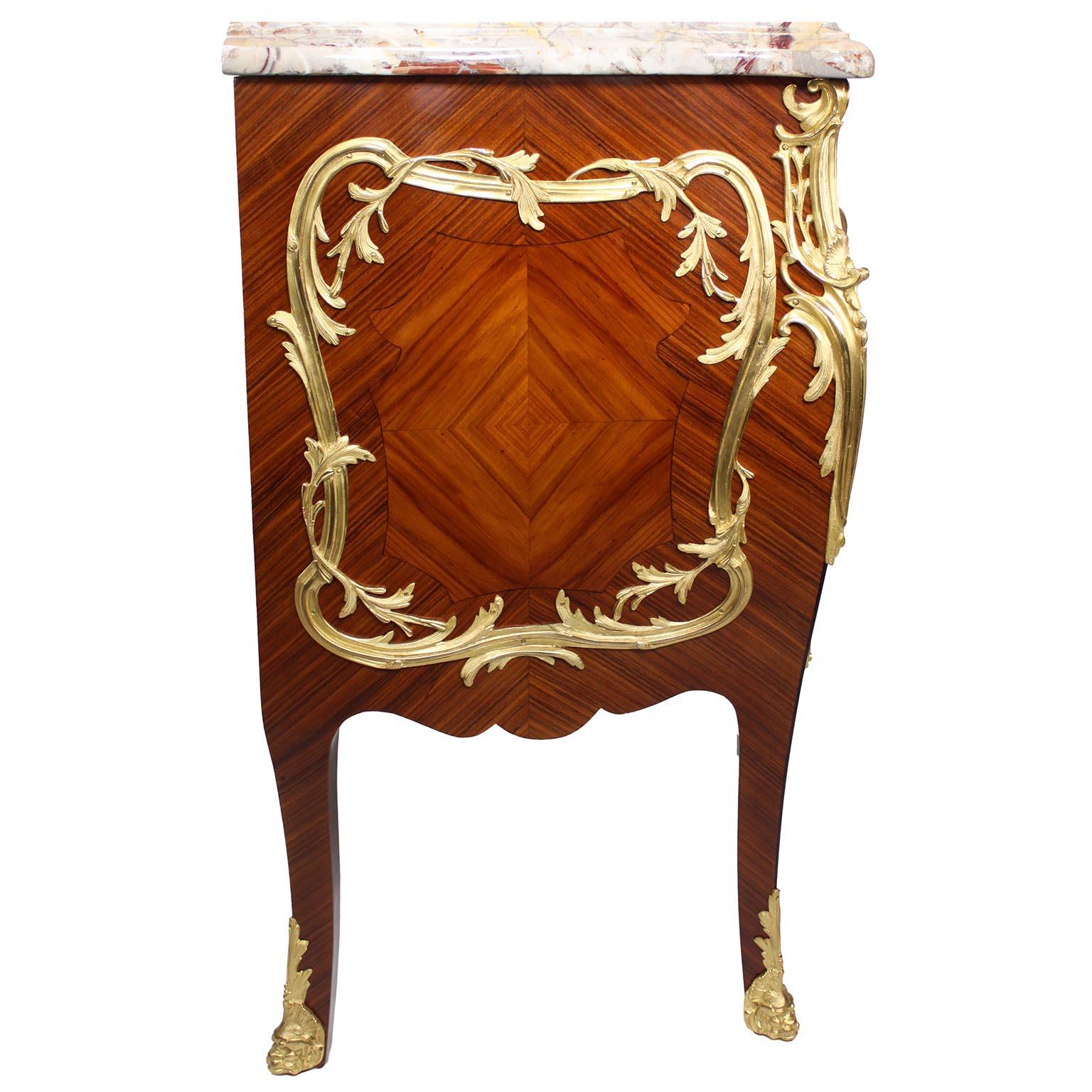 Una bella coppia di commodes francesi del XIX-XX secolo in stile Luigi XV con intarsio e ormeggio in vendita 4