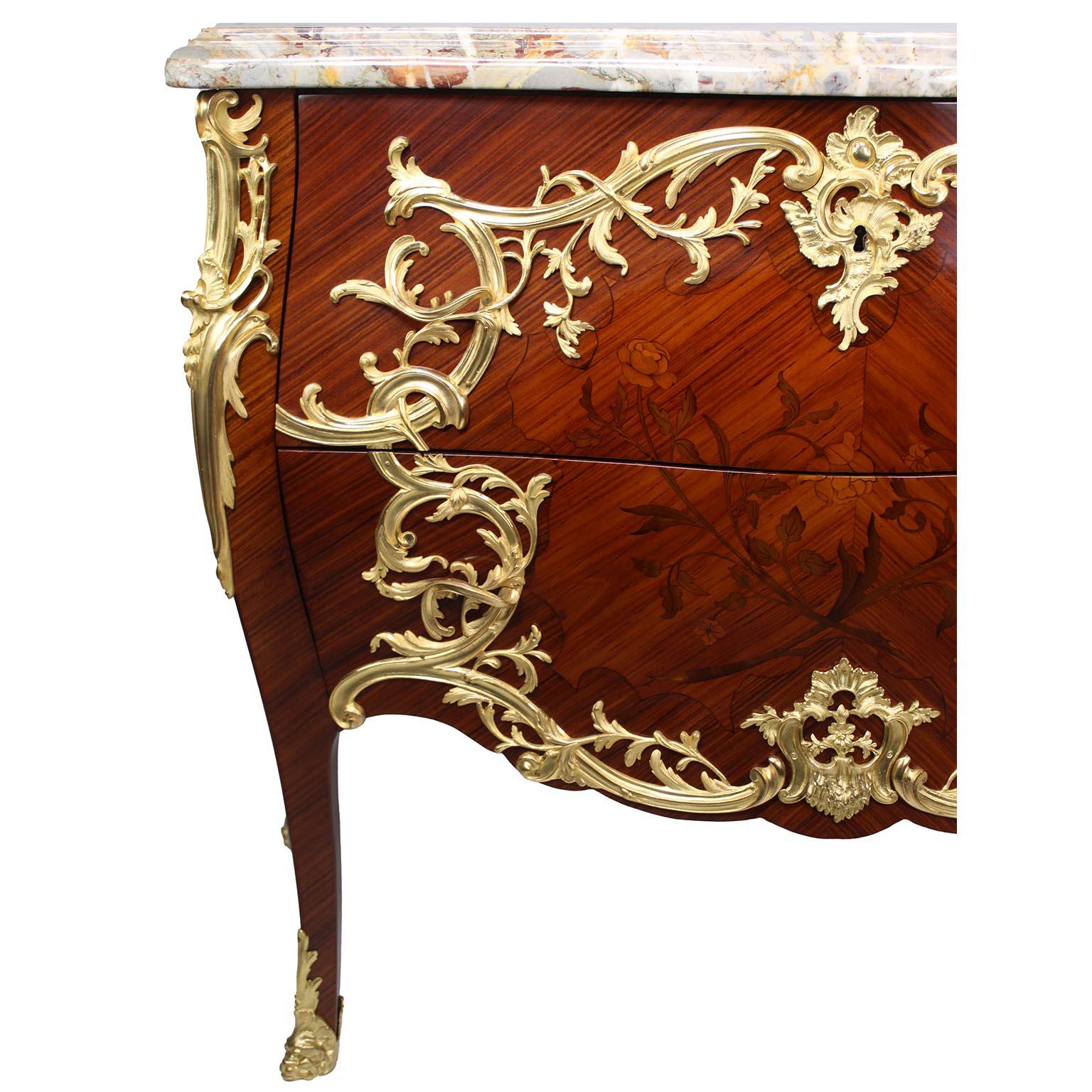 Una bella coppia di commodes francesi del XIX-XX secolo in stile Luigi XV con intarsio e ormeggio in vendita 7