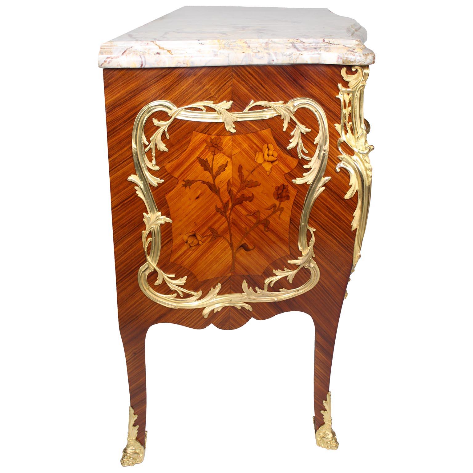 Una bella coppia di commodes francesi del XIX-XX secolo in stile Luigi XV con intarsio e ormeggio in vendita 10