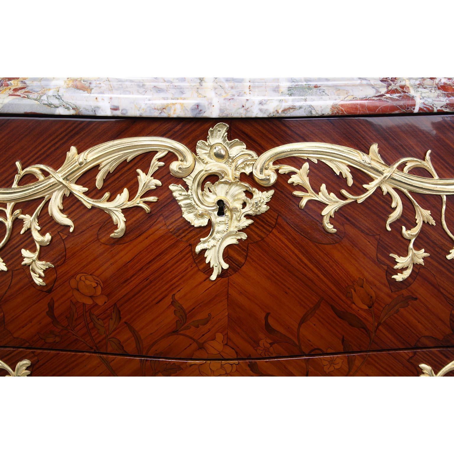 Una bella coppia di commodes francesi del XIX-XX secolo in stile Luigi XV con intarsio e ormeggio in vendita 11