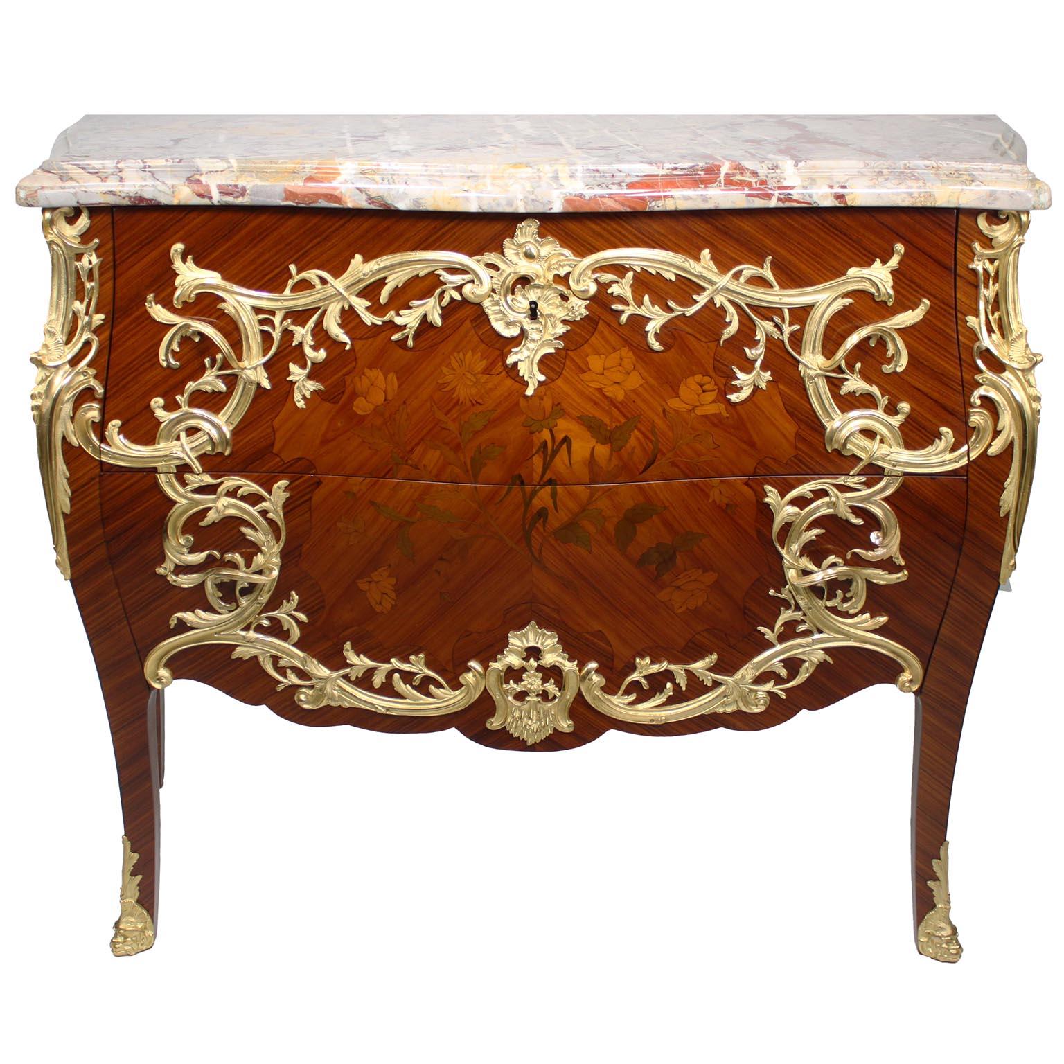 Una bella coppia di commodes francesi del XIX-XX secolo in stile Luigi XV montate su bronzo dorato (Ormolu) in legno di tulipano, kingwood e satinwood con intarsio floreale Bombé, con piano in marmo. La commode a due cassetti in serpentino con