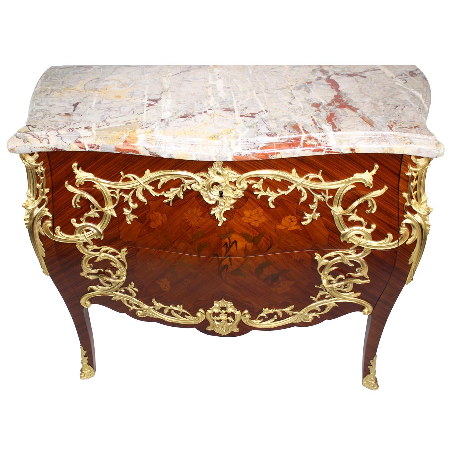 Francese Una bella coppia di commodes francesi del XIX-XX secolo in stile Luigi XV con intarsio e ormeggio in vendita