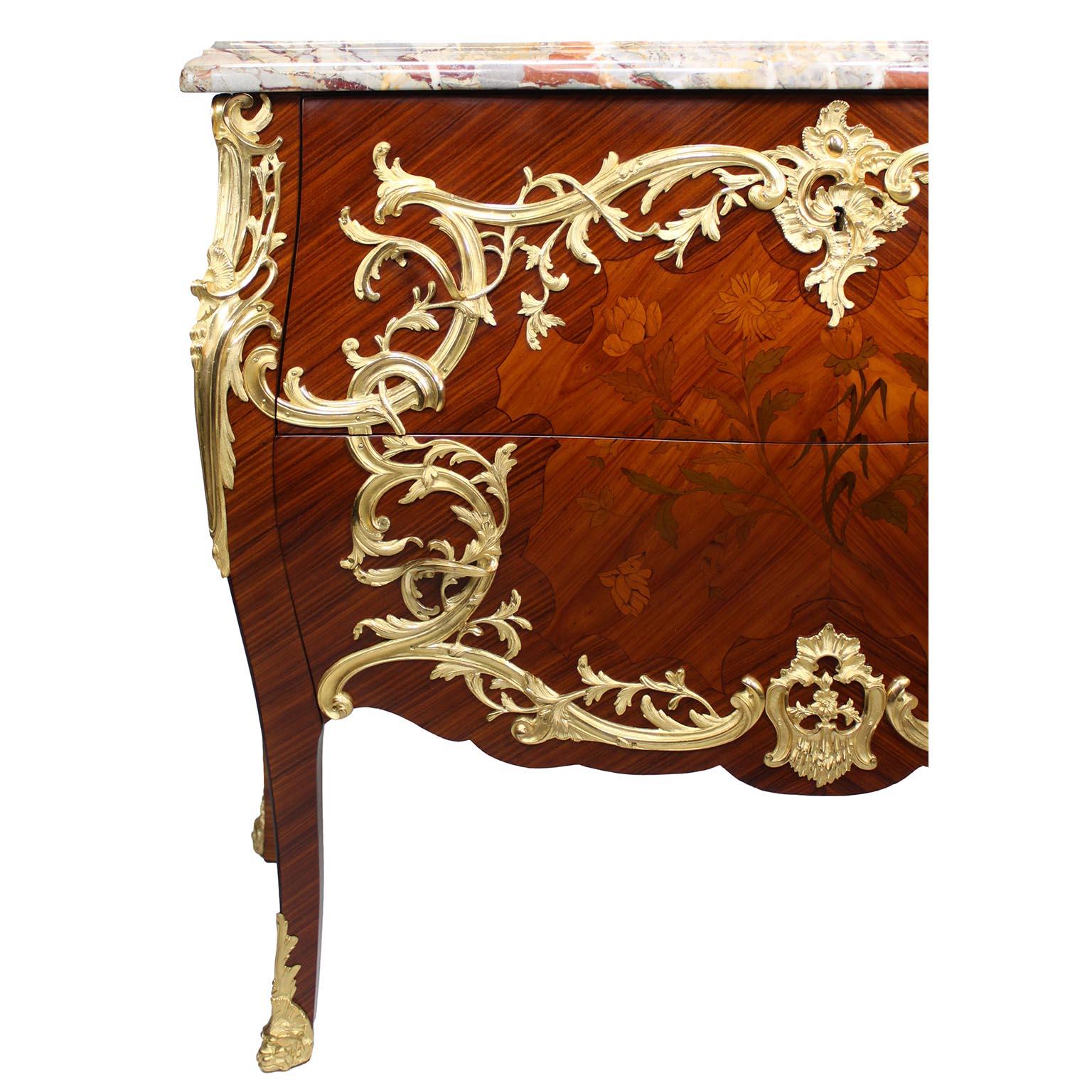 Dorato Una bella coppia di commodes francesi del XIX-XX secolo in stile Luigi XV con intarsio e ormeggio in vendita