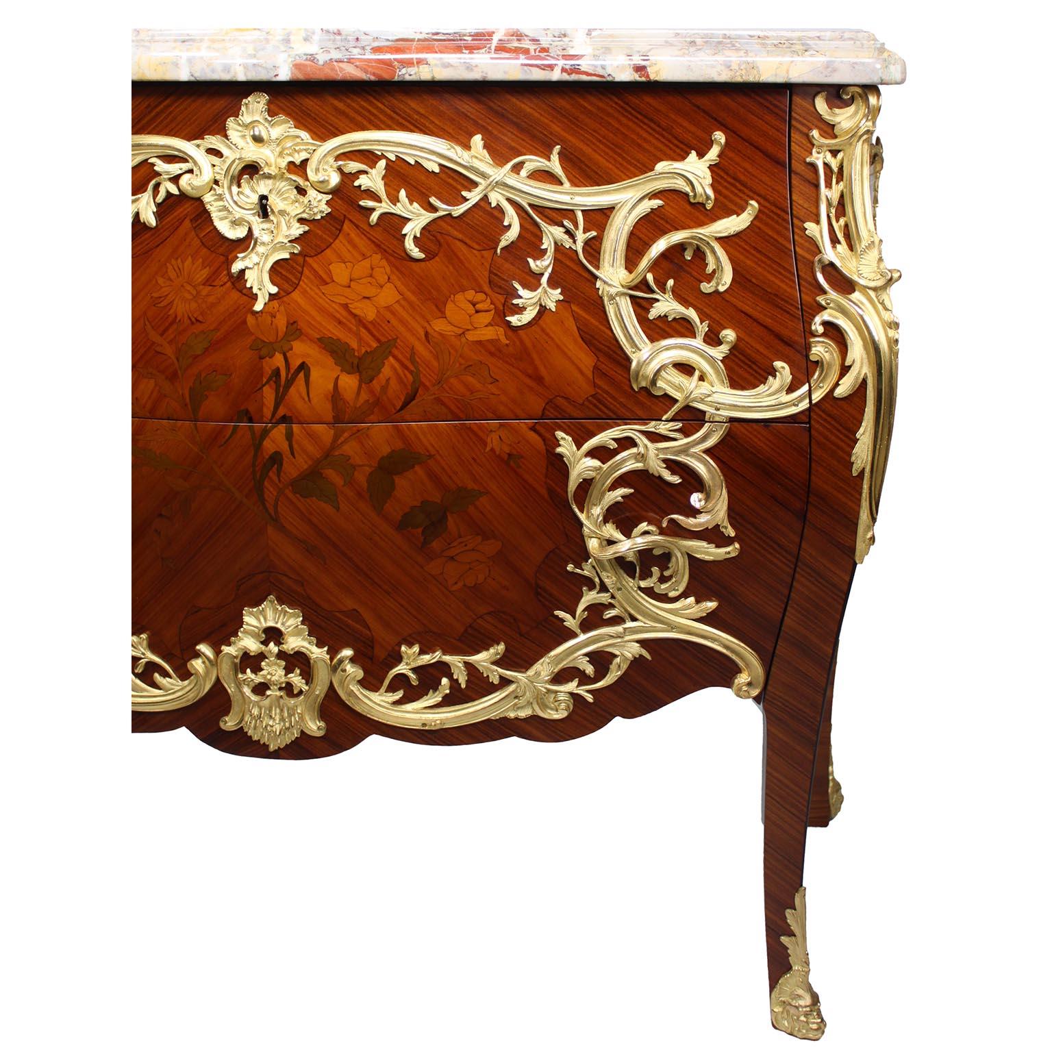 Una bella coppia di commodes francesi del XIX-XX secolo in stile Luigi XV con intarsio e ormeggio In condizioni buone in vendita a Los Angeles, CA