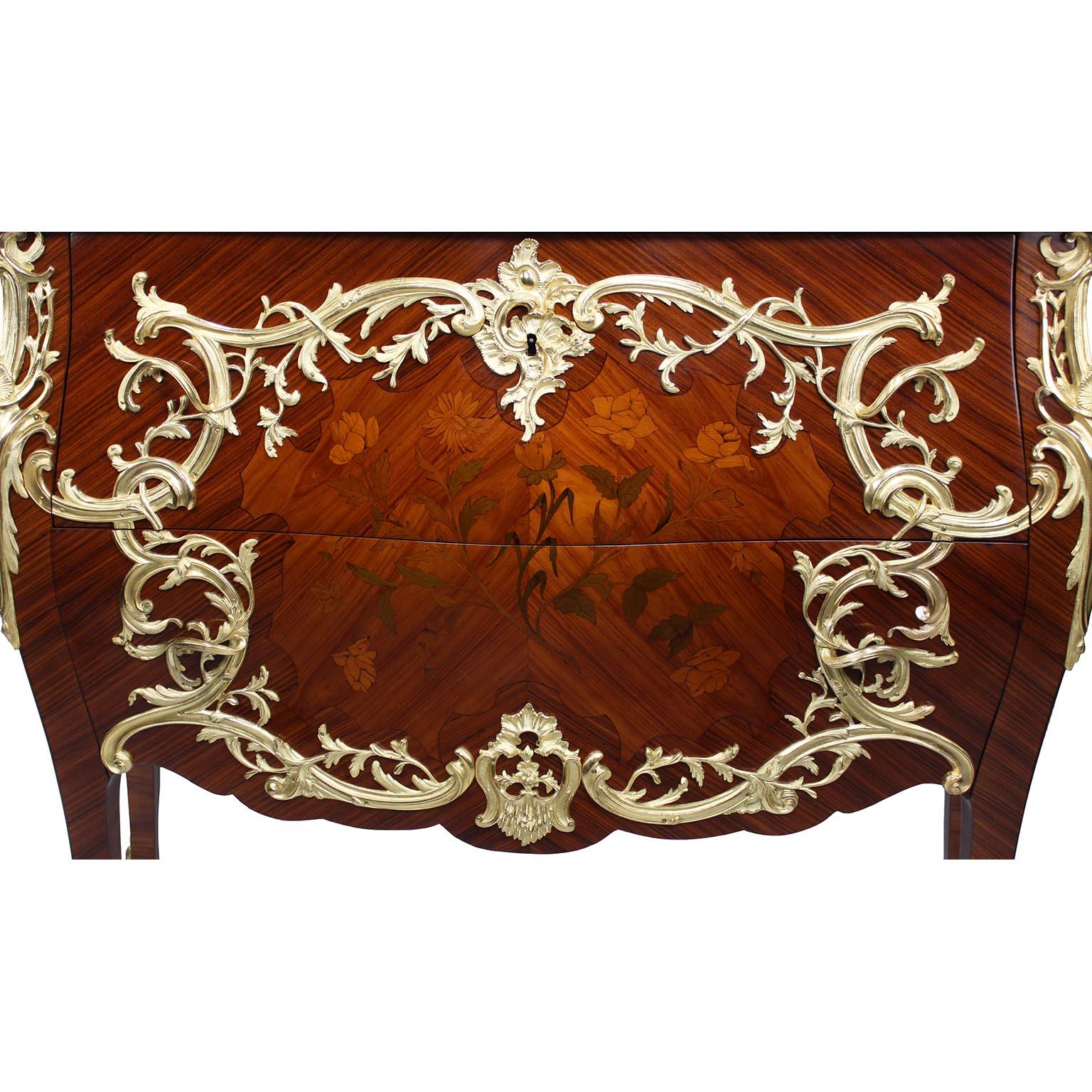 Inizio XX secolo Una bella coppia di commodes francesi del XIX-XX secolo in stile Luigi XV con intarsio e ormeggio in vendita