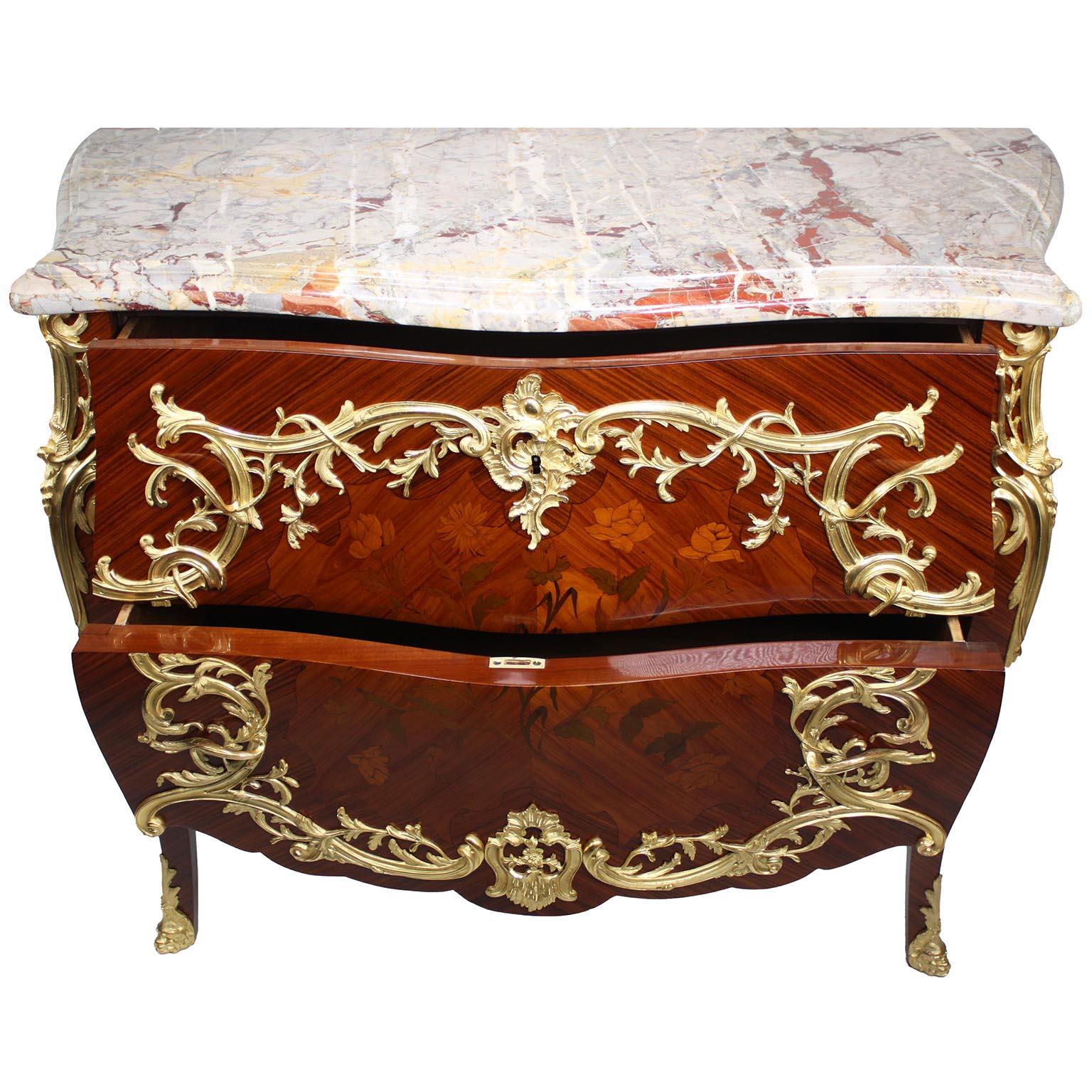 Bronzo Una bella coppia di commodes francesi del XIX-XX secolo in stile Luigi XV con intarsio e ormeggio in vendita