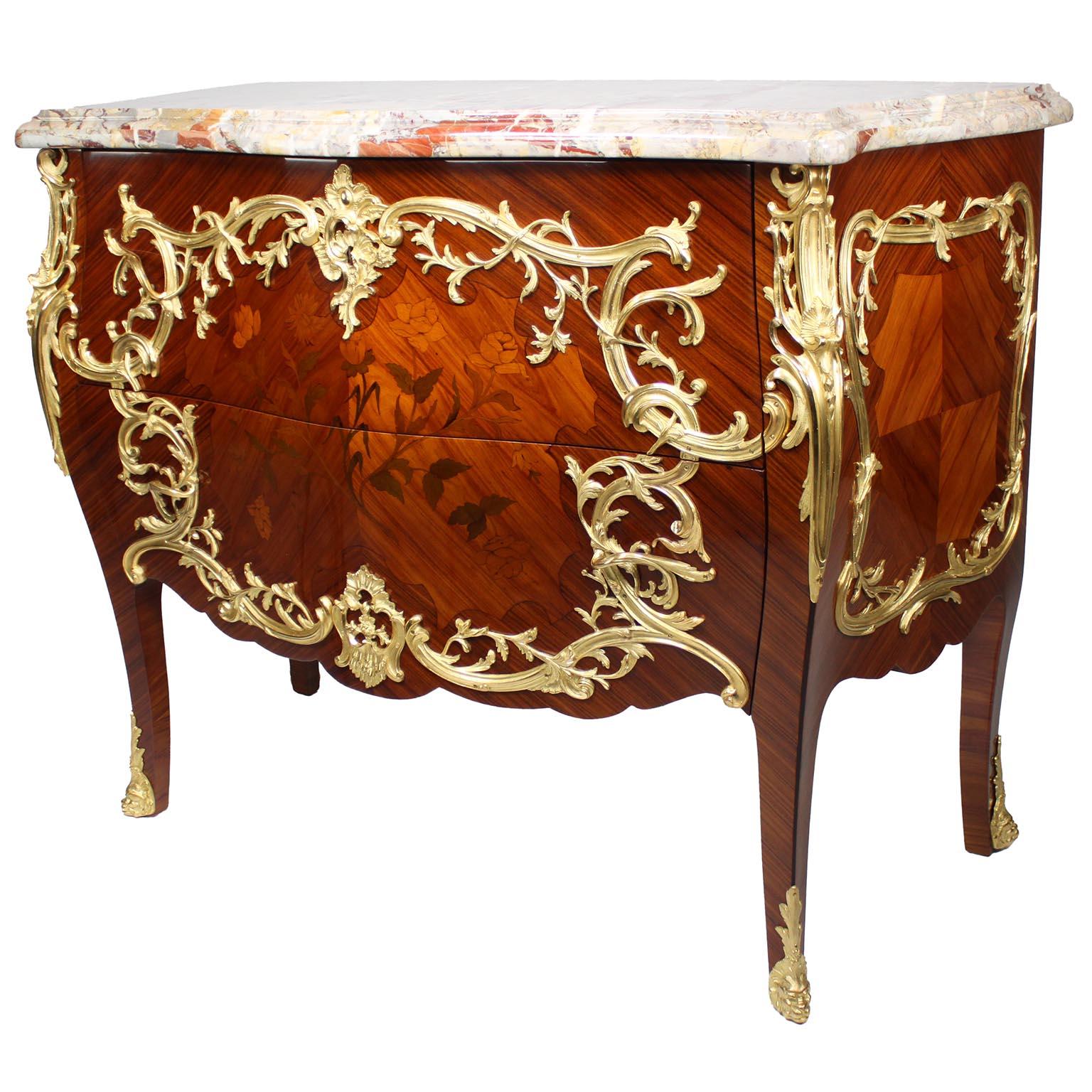 Una bella coppia di commodes francesi del XIX-XX secolo in stile Luigi XV con intarsio e ormeggio in vendita 1