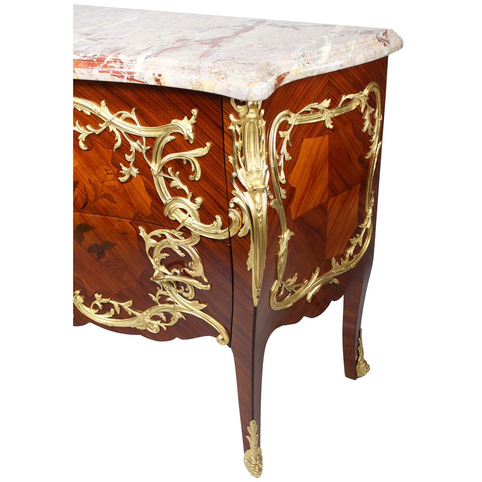 Una bella coppia di commodes francesi del XIX-XX secolo in stile Luigi XV con intarsio e ormeggio in vendita 2