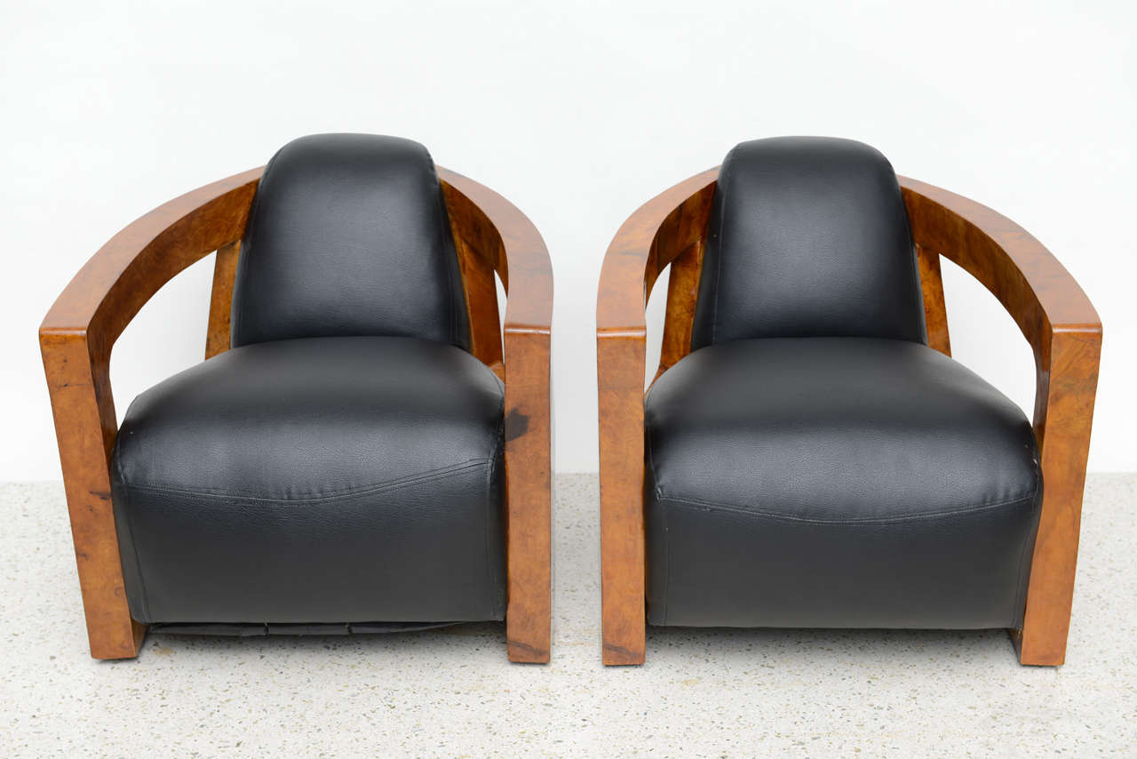 The drop in leather seat and back with a finely articulated root wood frame.