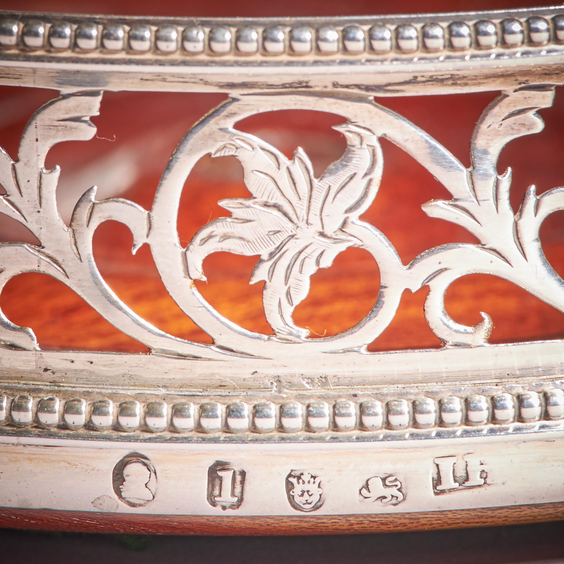 Un'elegante coppia di sottobicchieri da vino a tasti aperti incisi in argento di Giorgio III del XVIII secolo in vendita 4