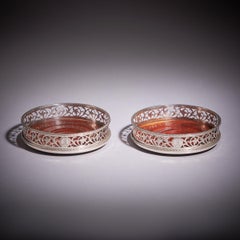 Fino par de posavasos de traste abierto grabados en plata de Jorge III del siglo XVIII