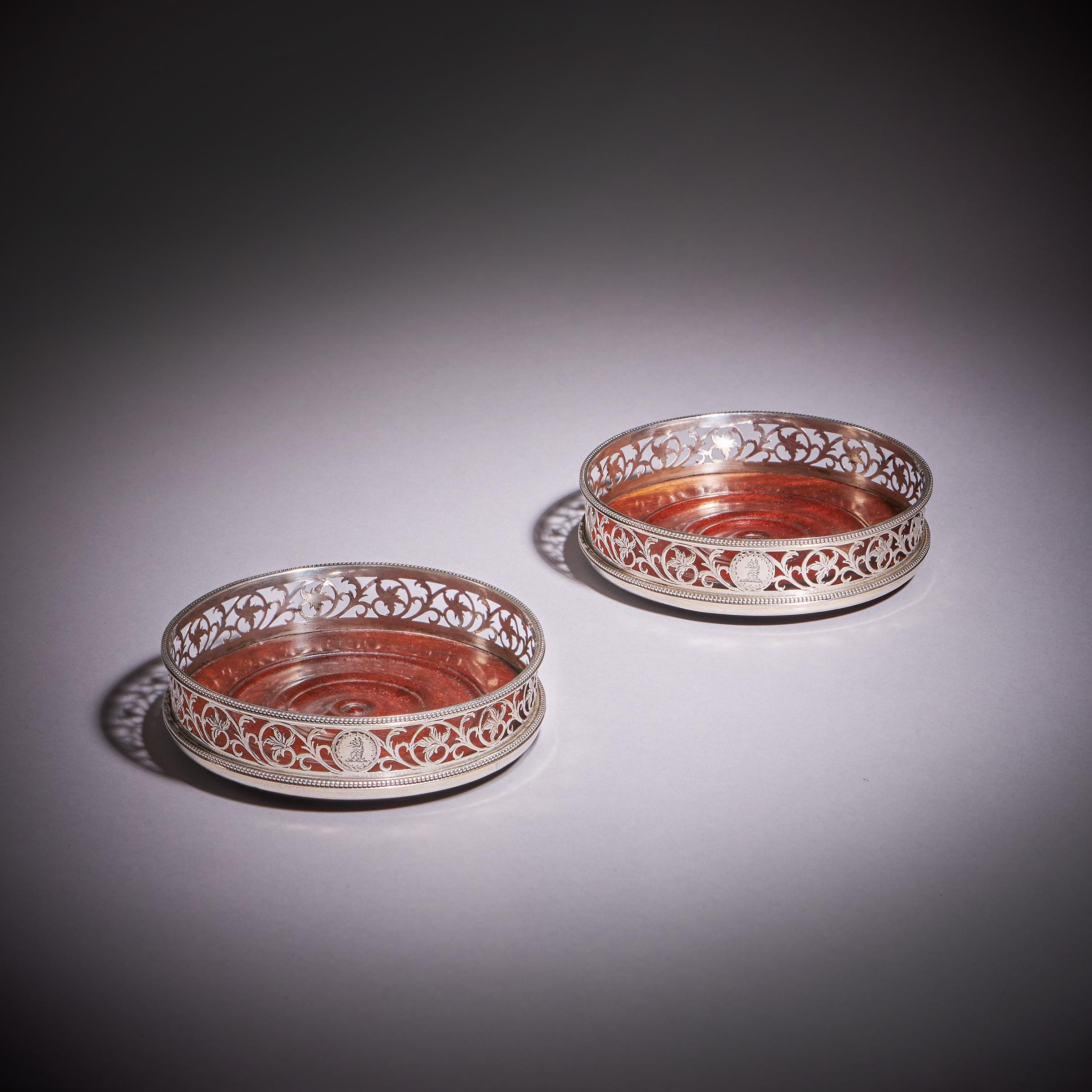 Inglese Un'elegante coppia di sottobicchieri da vino a tasti aperti incisi in argento di Giorgio III del XVIII secolo in vendita