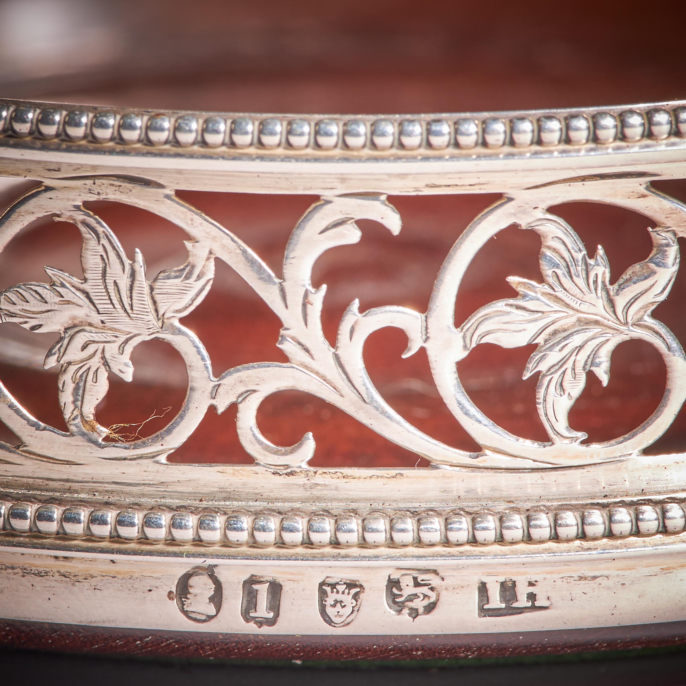 Un'elegante coppia di sottobicchieri da vino a tasti aperti incisi in argento di Giorgio III del XVIII secolo in vendita 3